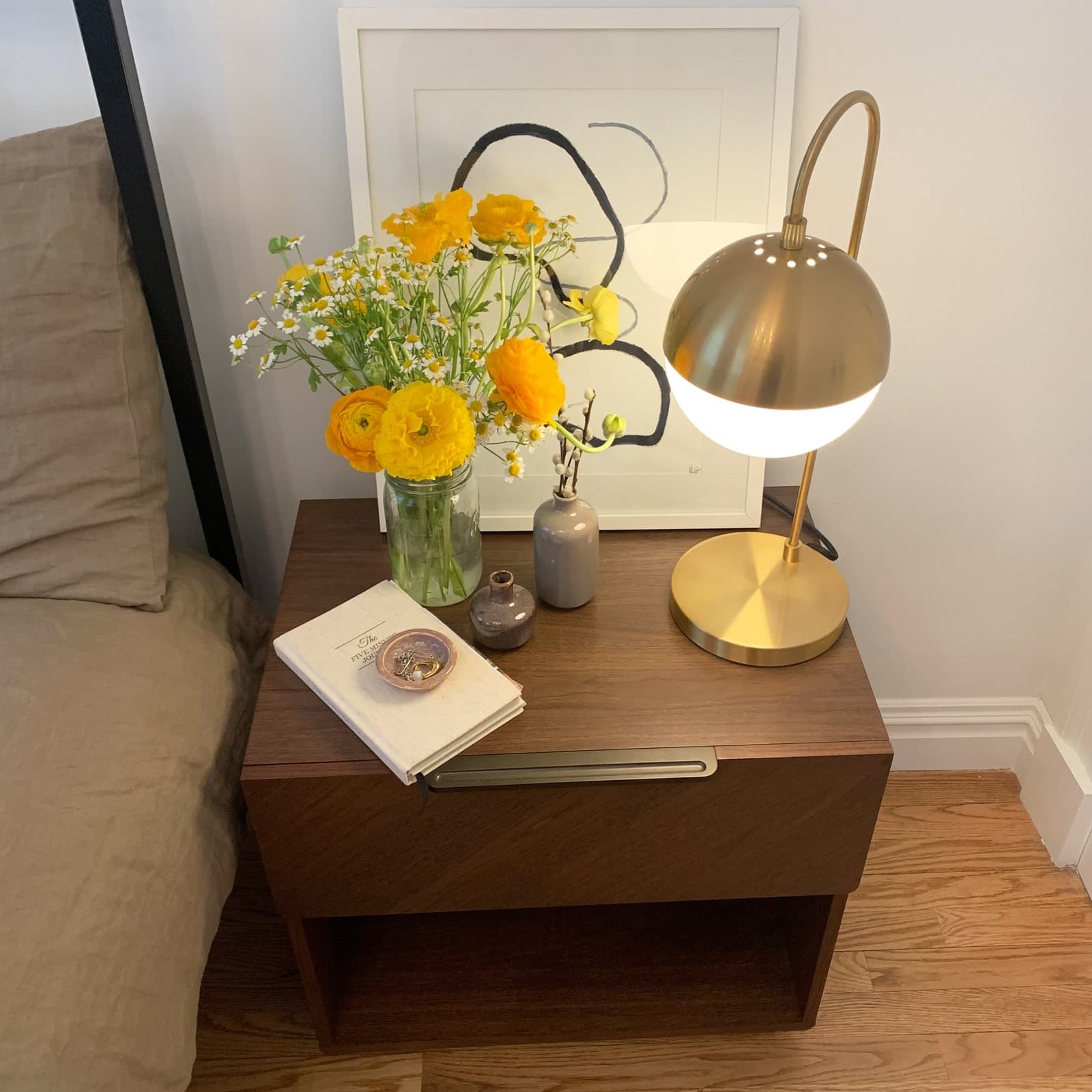 Articles Nera nightstand in walnut is a great addition to my neutralpalette room. And the amount of storage space Chefs kiss