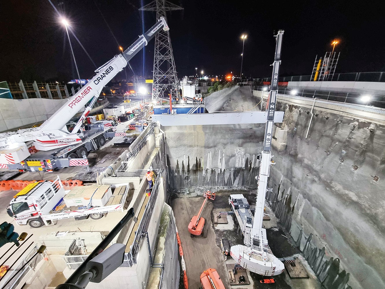 Premier Cranes & Rigging’s work on the southern portal, featuring two Liebherr 250 tonnecranes.