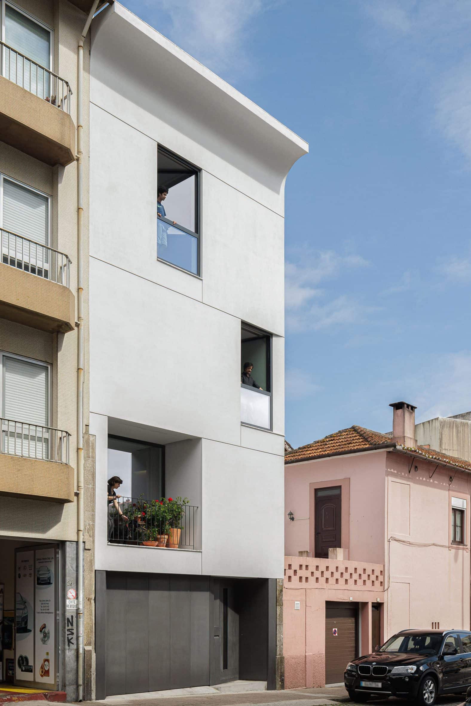 Facade pf Casa Vertical in Portugal