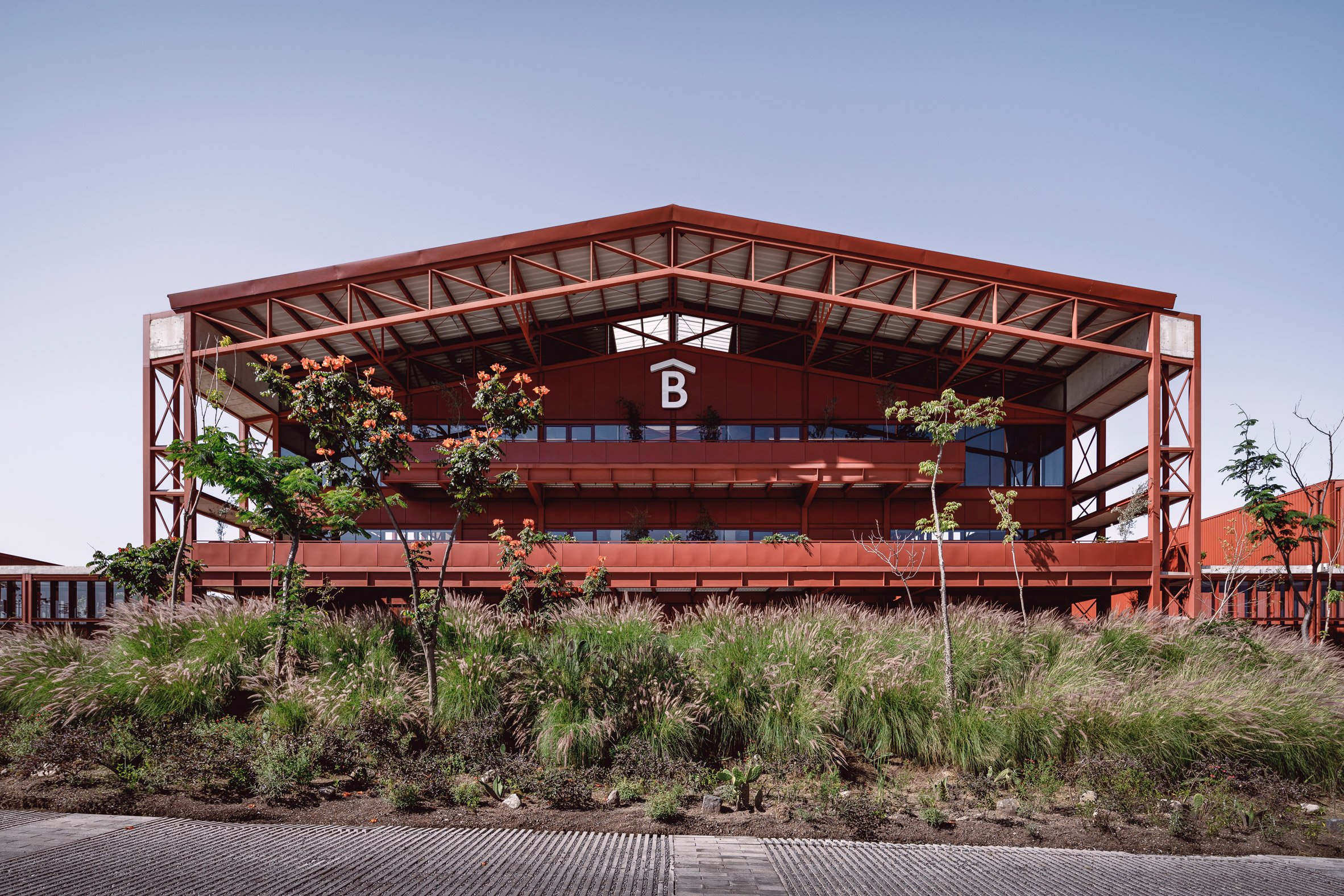 Campus Betterware Guadalajara surrounded by lush vegetation