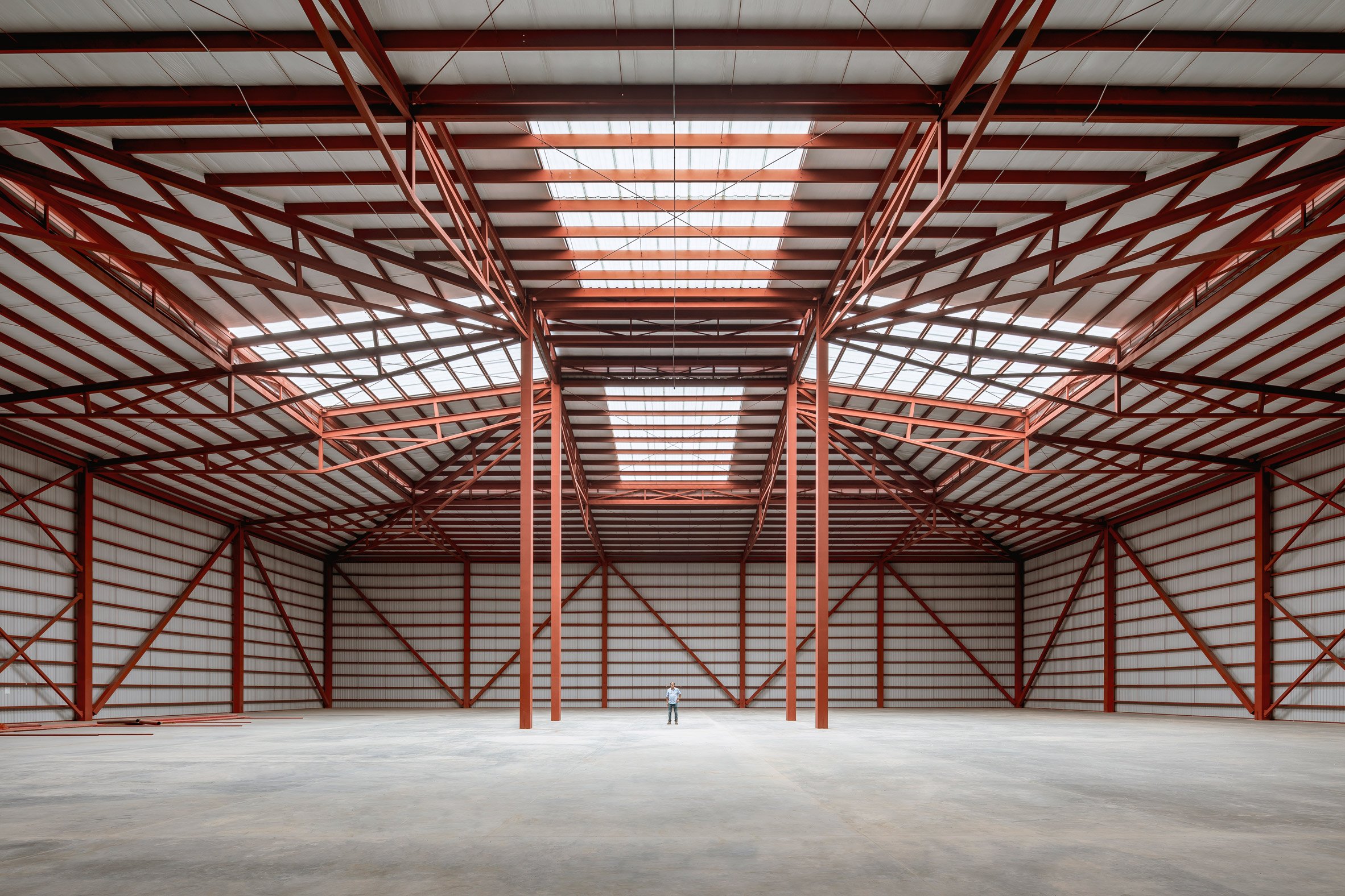 Voluminous space with exposed structural elements