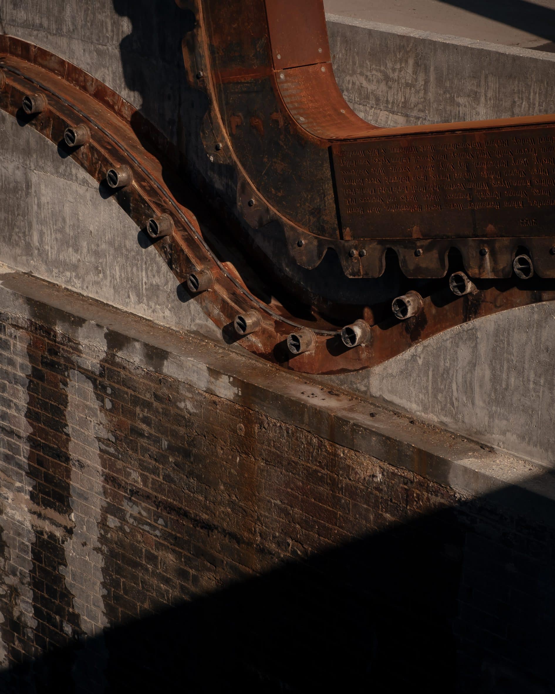 Guide rail for rotating bridge 