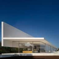 Fran Silvestre Arquitectos builds glass-box Hoffman House with a walkable roof