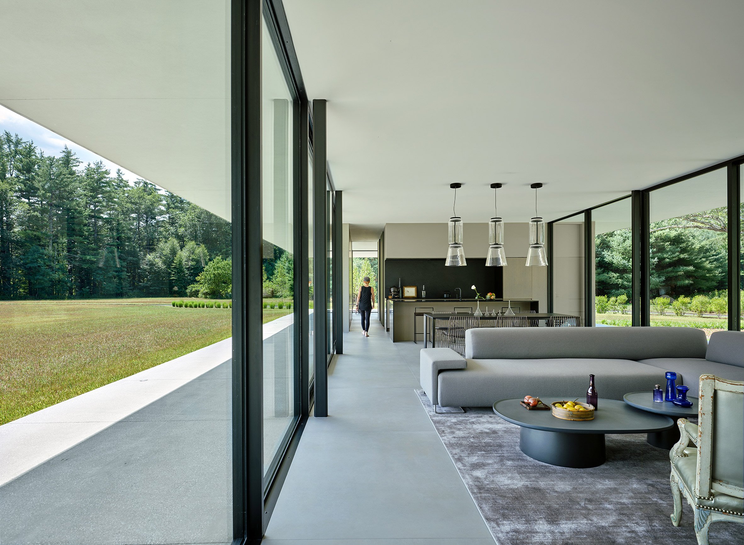 One-storey rectilinear house with floor-to-ceiling glazing