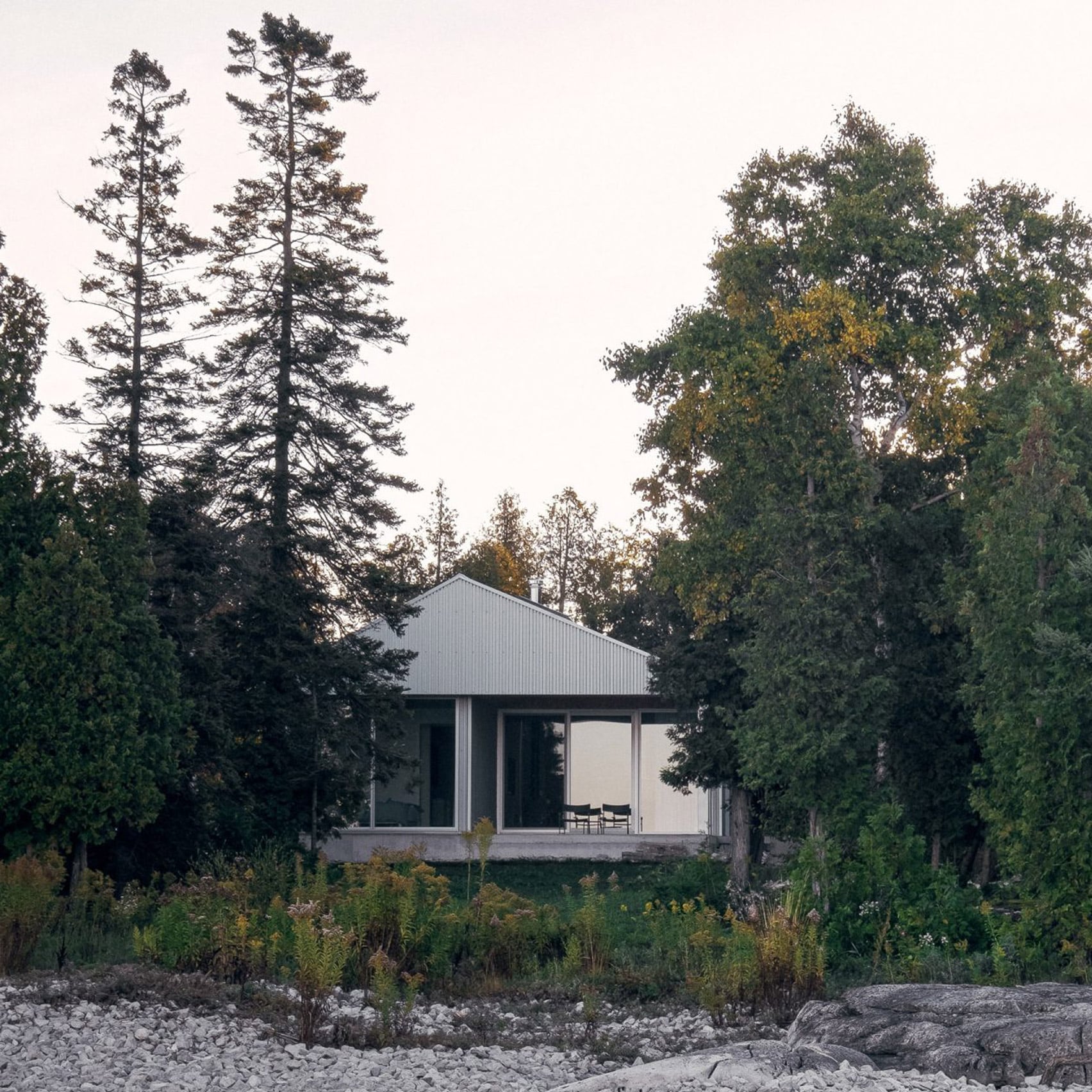 Canadian home in woodland by StudioAC