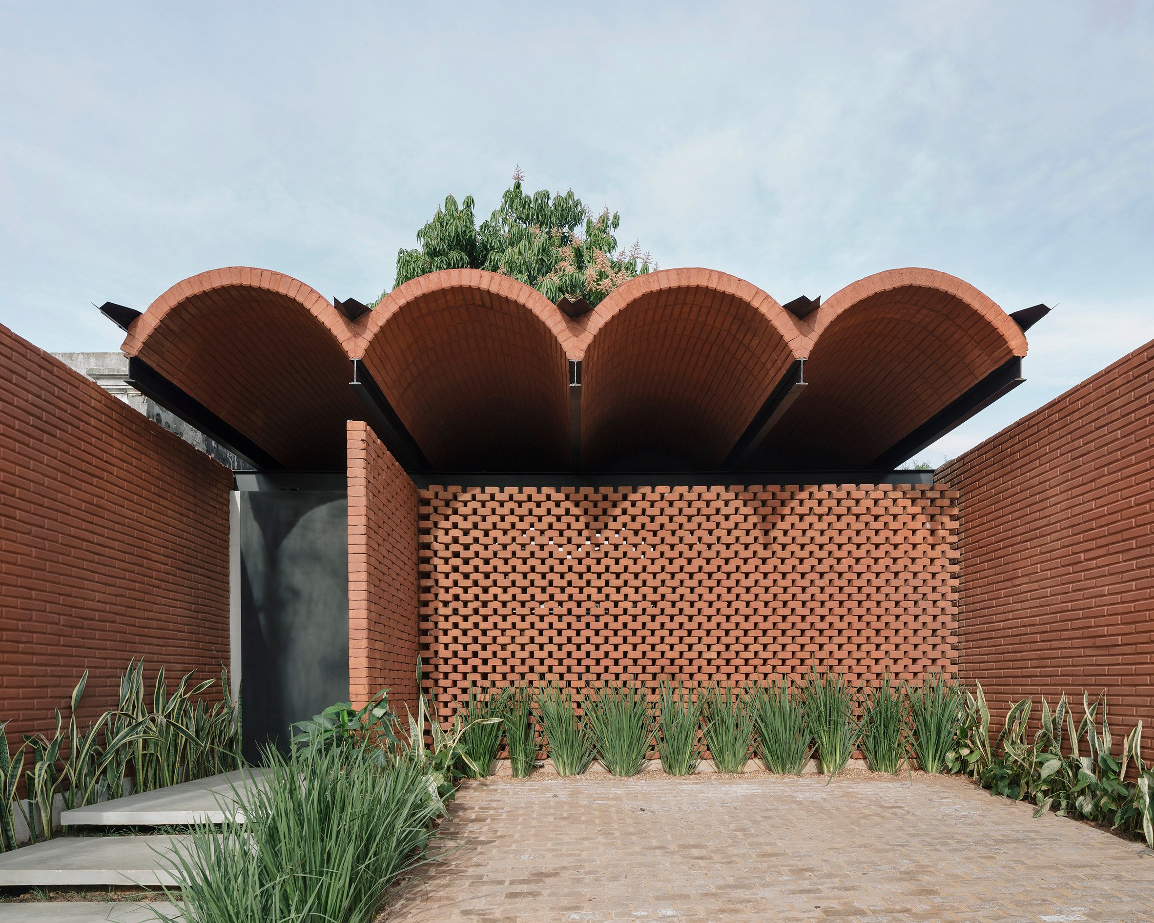 The Intermediate House by Equipo de Arquitetura