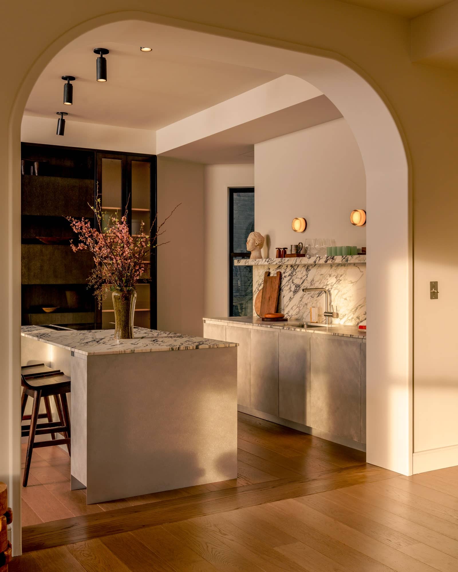 Scandinavian look kitchen from Reform with brushed aluminum and marble