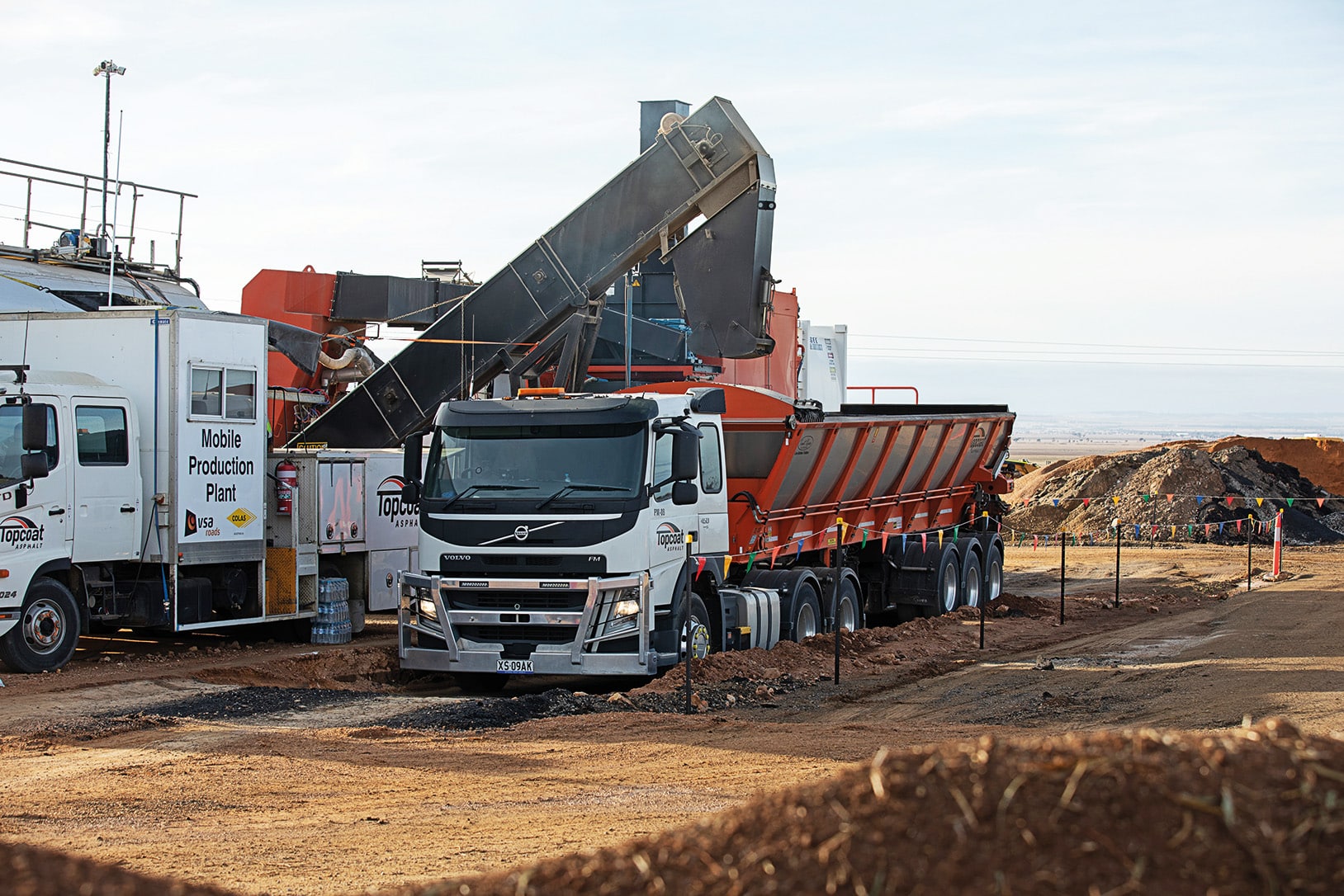 The mobile asphalt plant helps to reduce costs for transport and production.