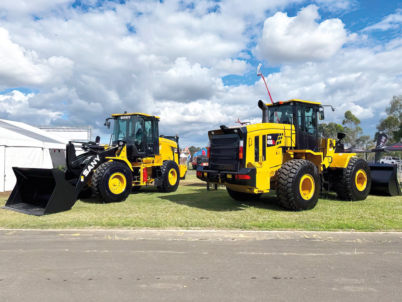 Two of SANY’s high- performance wheel loaders.