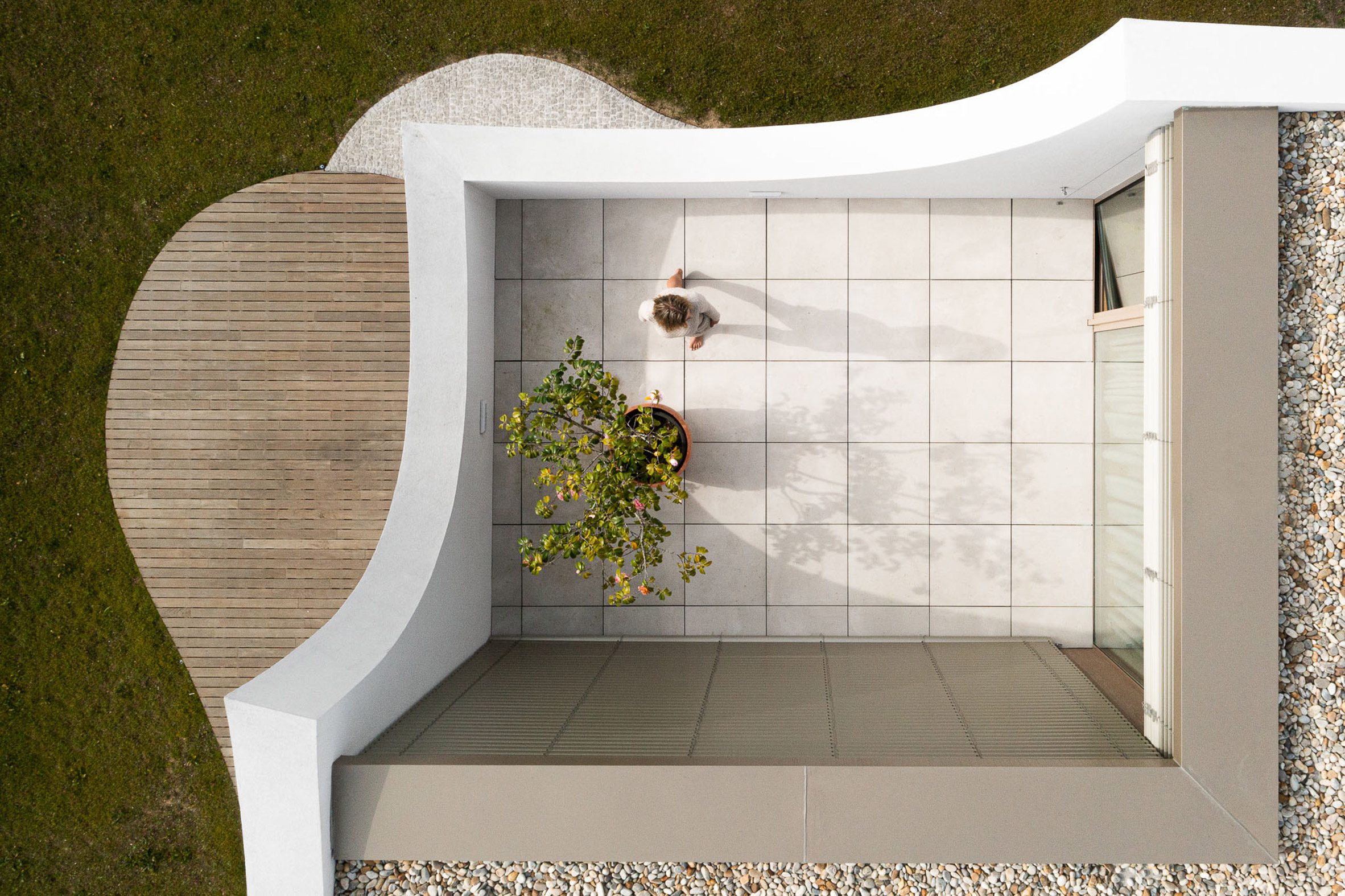 Aerial view of patio at Casa Pátios de Pétalas by Sandra Micaela Casinha Atelier