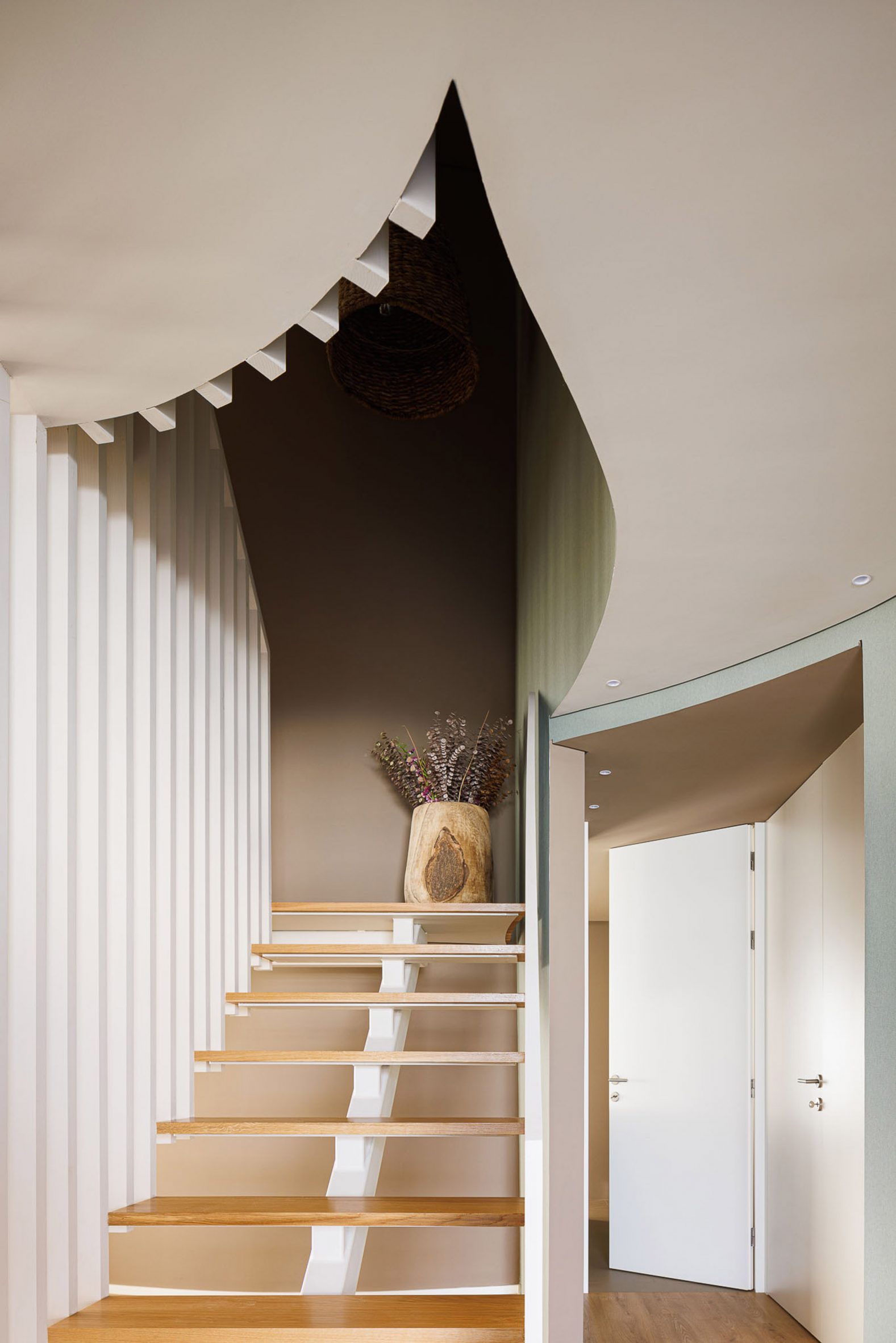 Open-tread staircase by Sandra Micaela Casinha Atelier