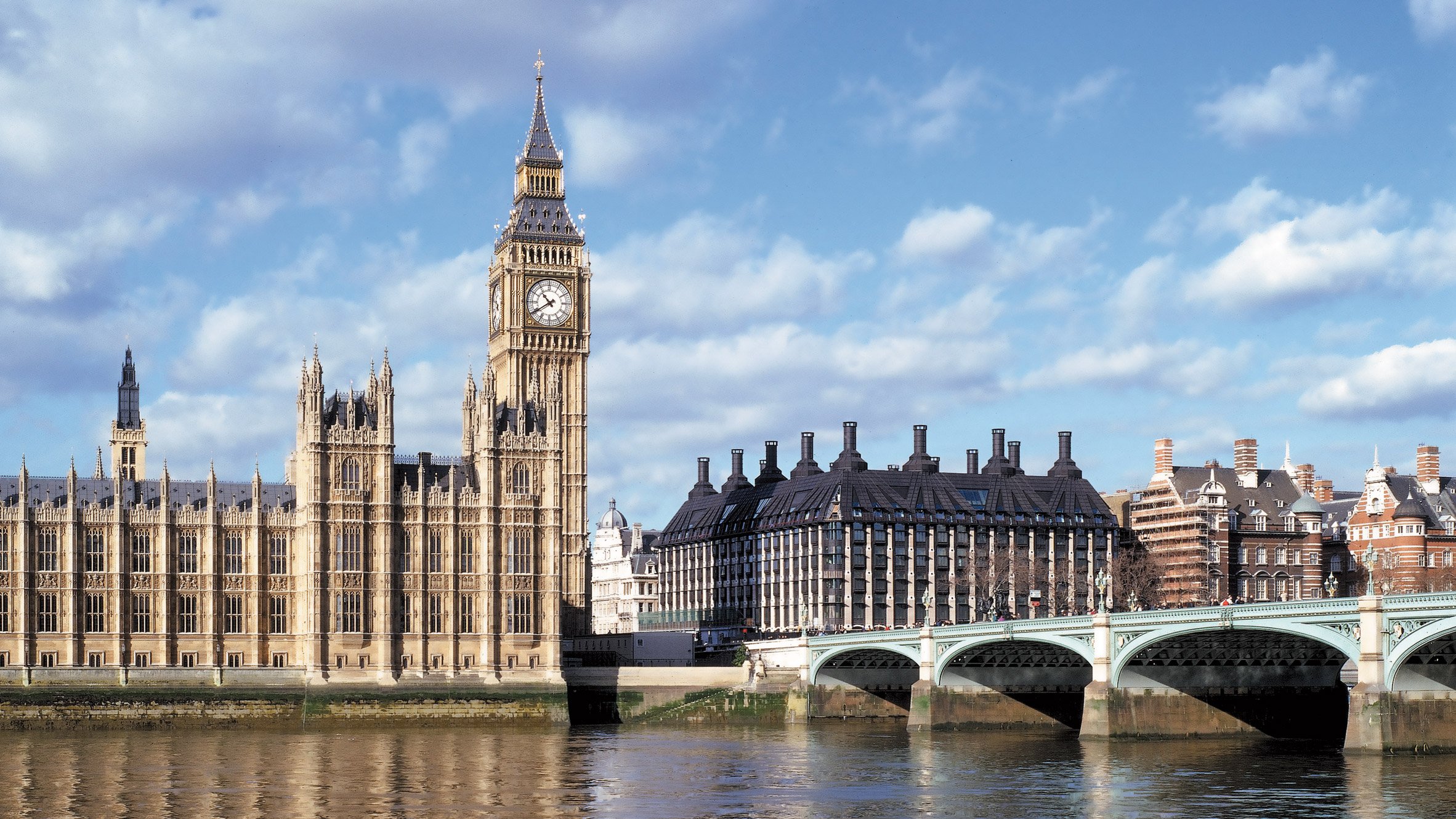 High-tech architecture guide: Portcullis House by Michael Hopkins