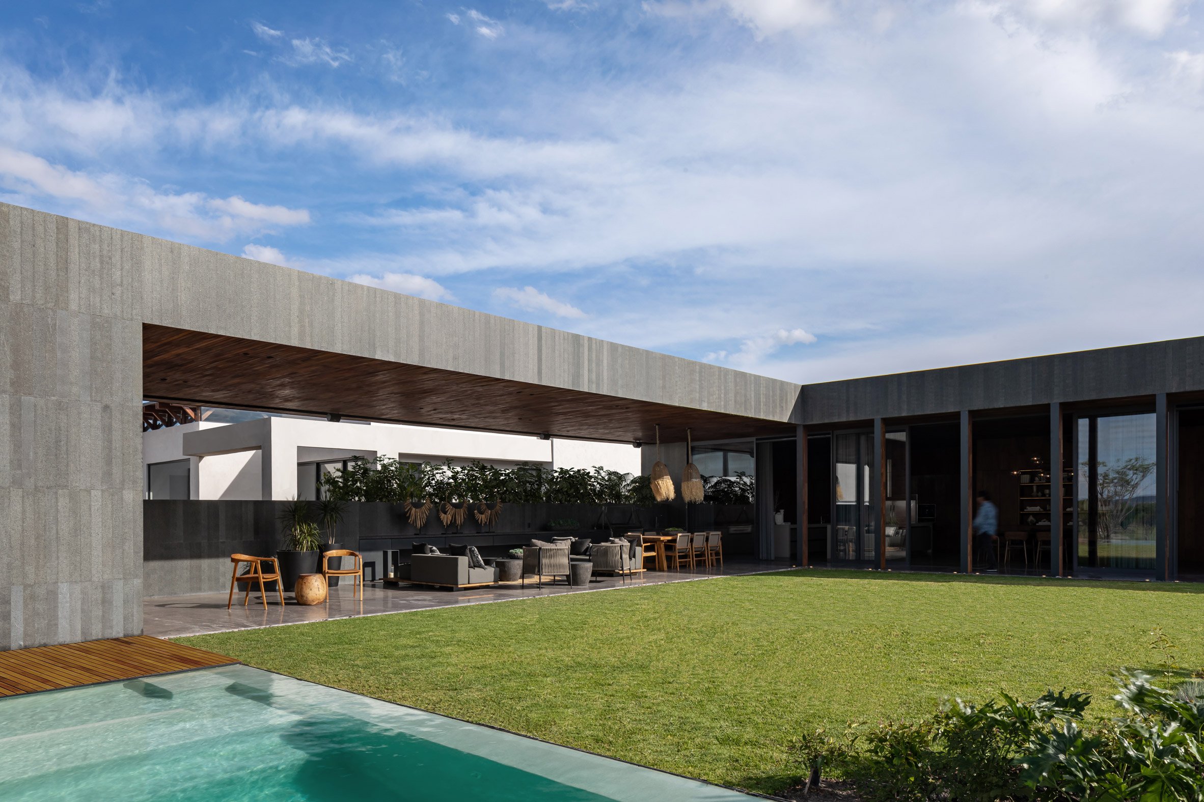 Rectilinear home and swimming pool by Reims 502