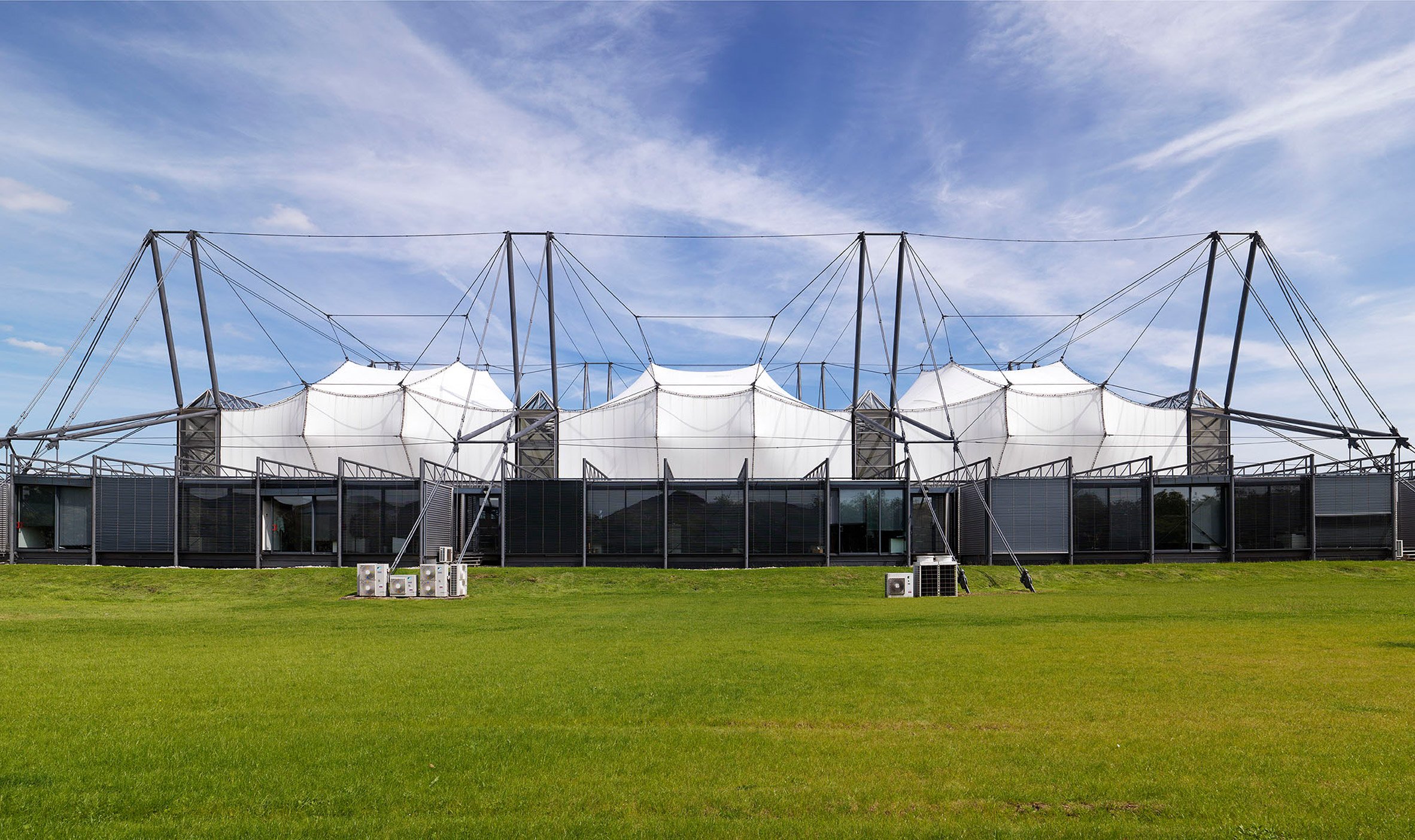 High-tech architecture: Anthony Hunt is the high-tech architect's engineer