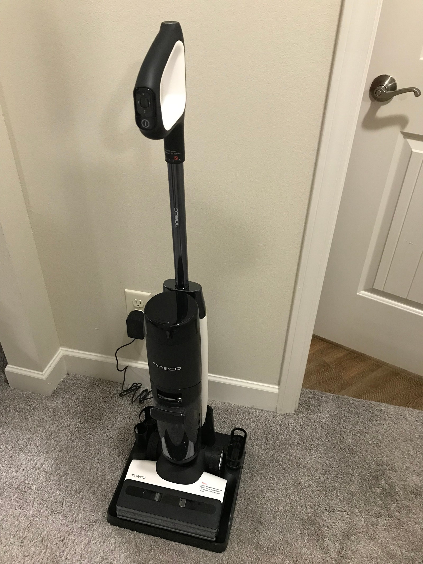 While I didn't stand around and watch the vacuum charge when I checked about five hours later it was fully charged.