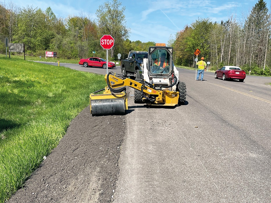 The Offset Vibratory Roller compacts a range of materials including asphalt, gravel, sand and topsoil. 