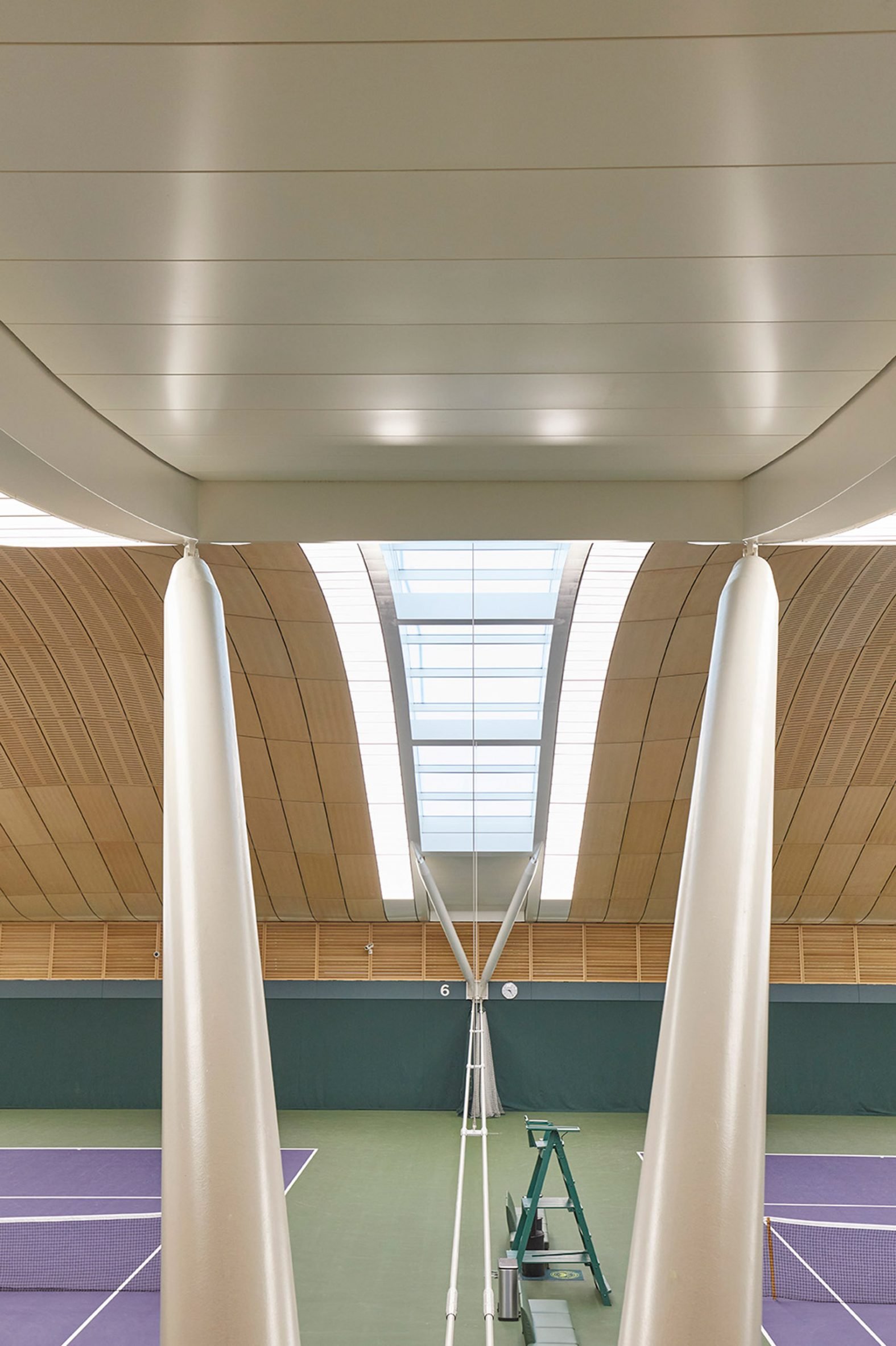 Columns supporting curved roof