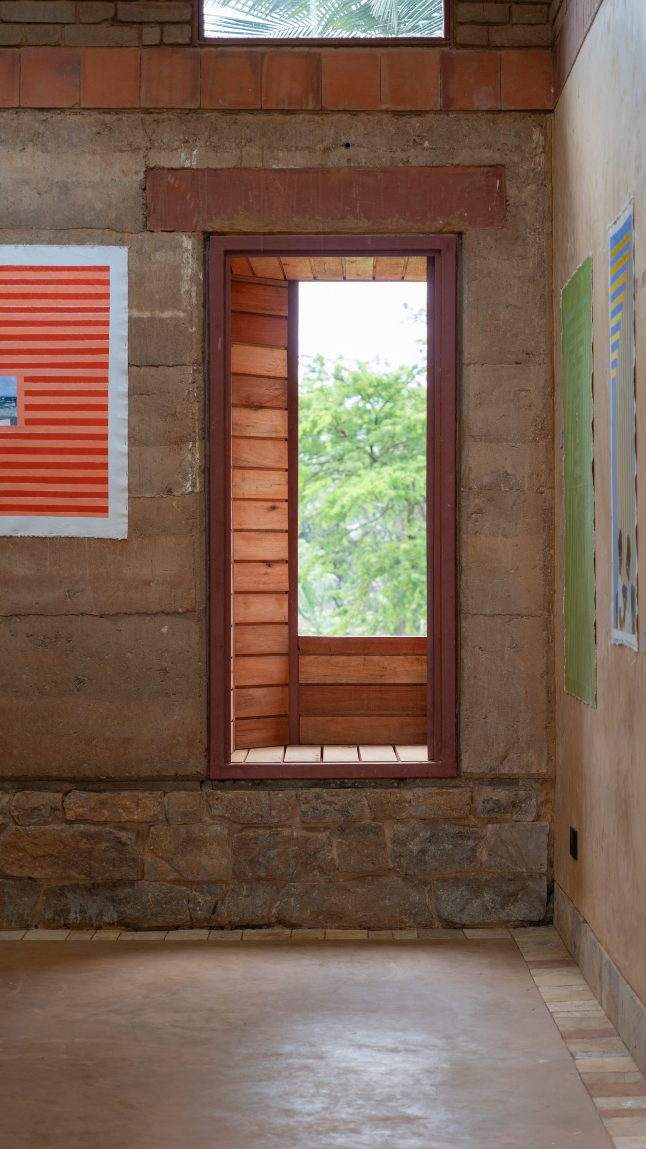 Window with projecting steel frame