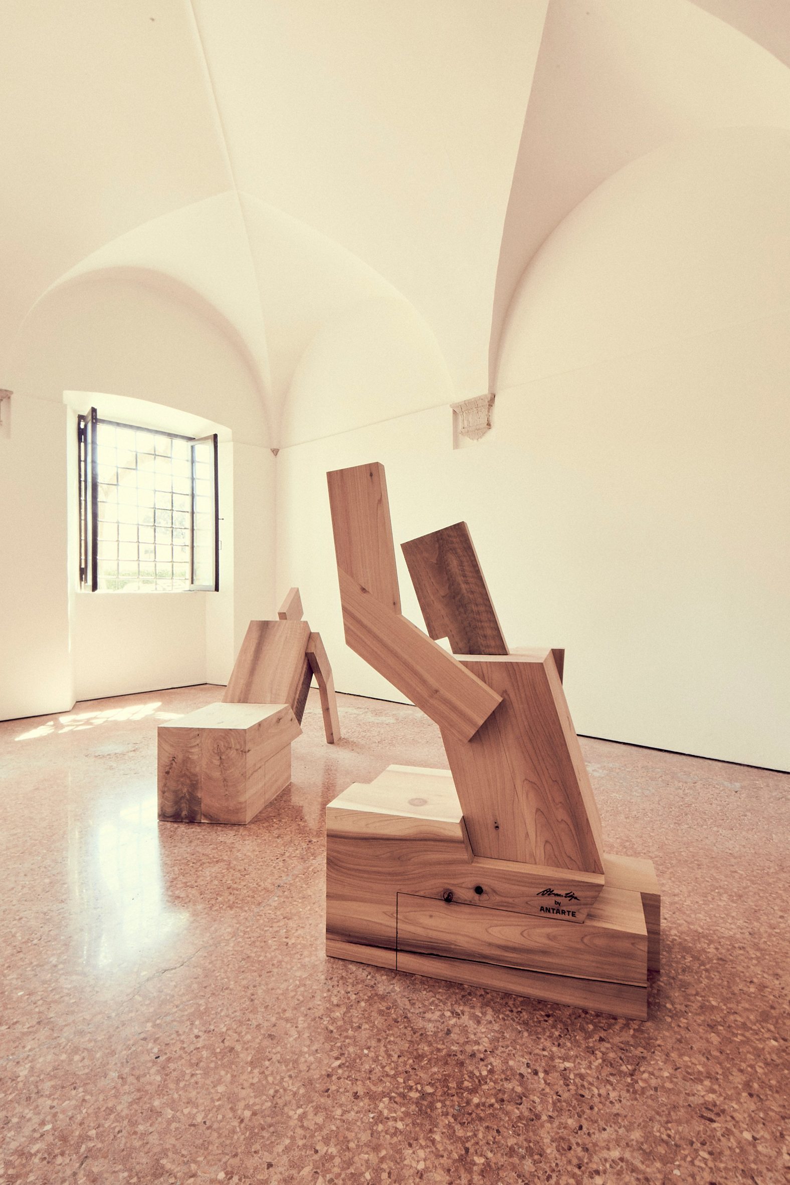 Sculptural figures by Álvaro Siza