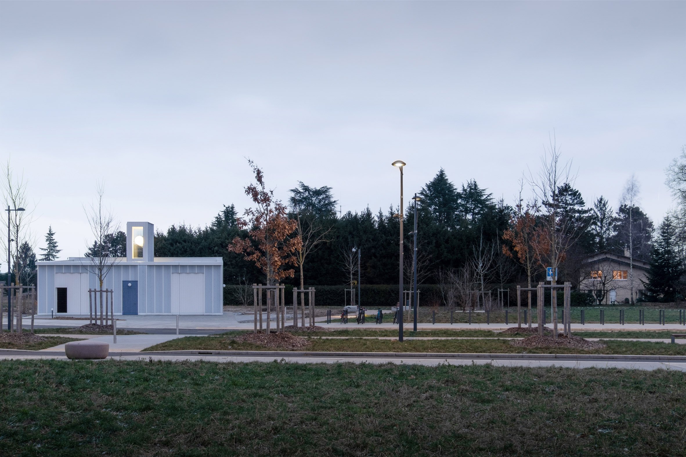 Blue-timber gardeners workshop in a garden by Cabinet