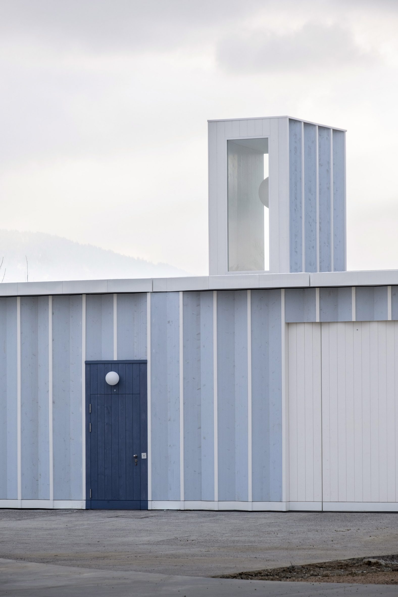 Blue-timber gardeners workshop topped with a roof lantern light by Cabinet