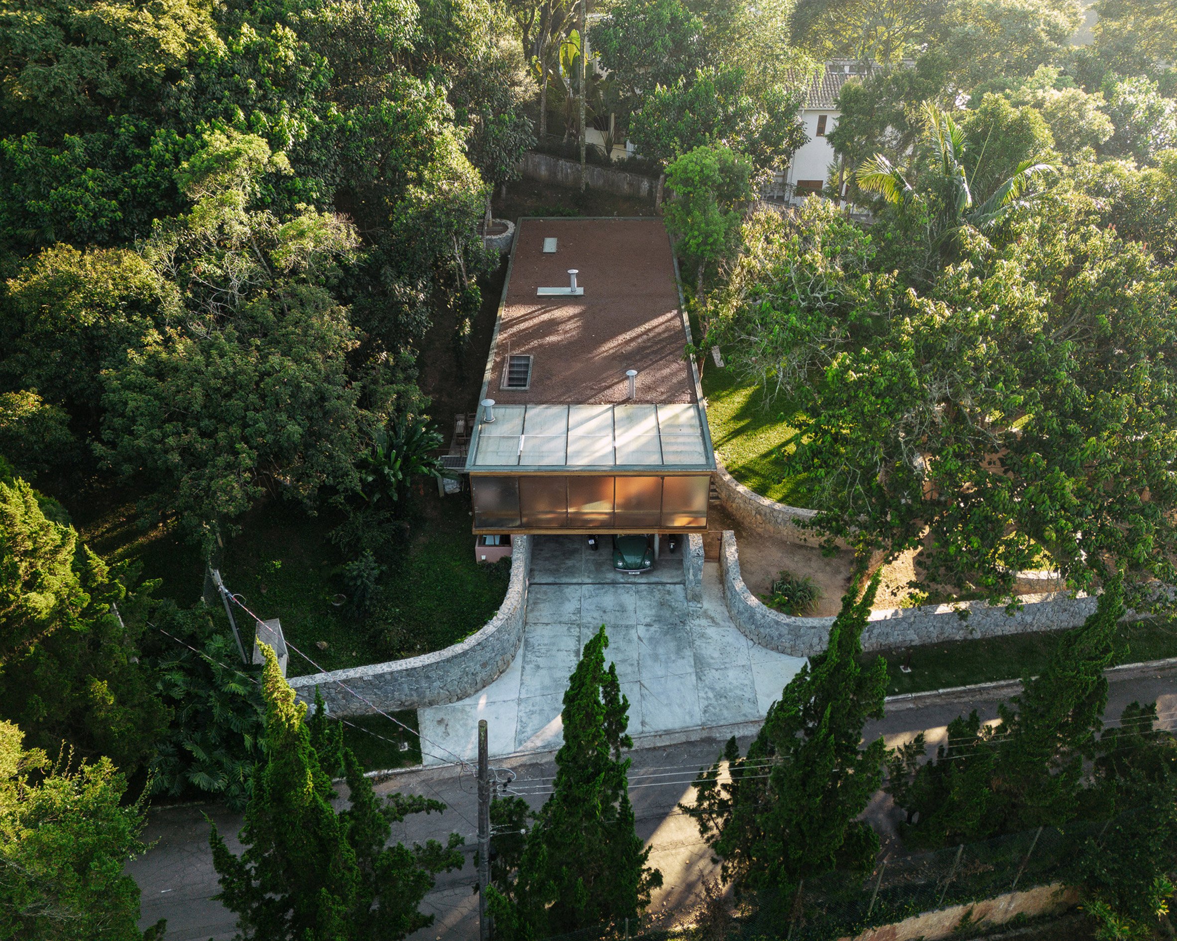 Rectilinear house in Brazil by Denis Joelsons
