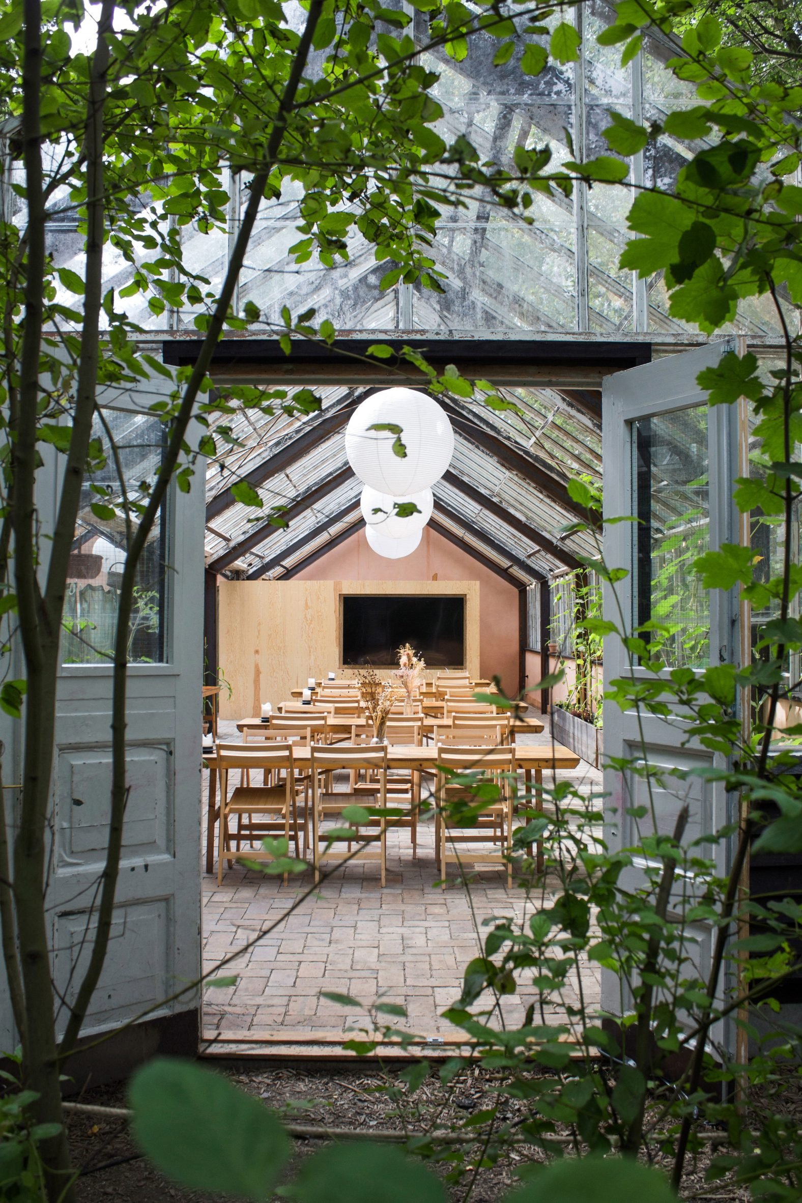 Væksthuset greenhouse becomes climate classroom, with recycled floor and furniture