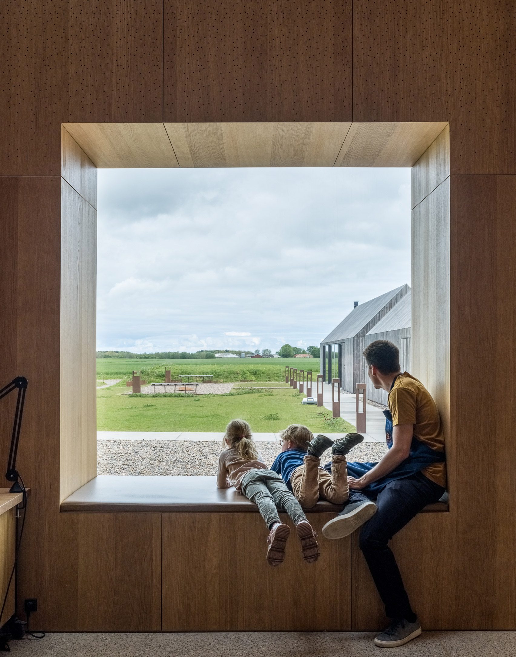 Projecting window box with built-in seat