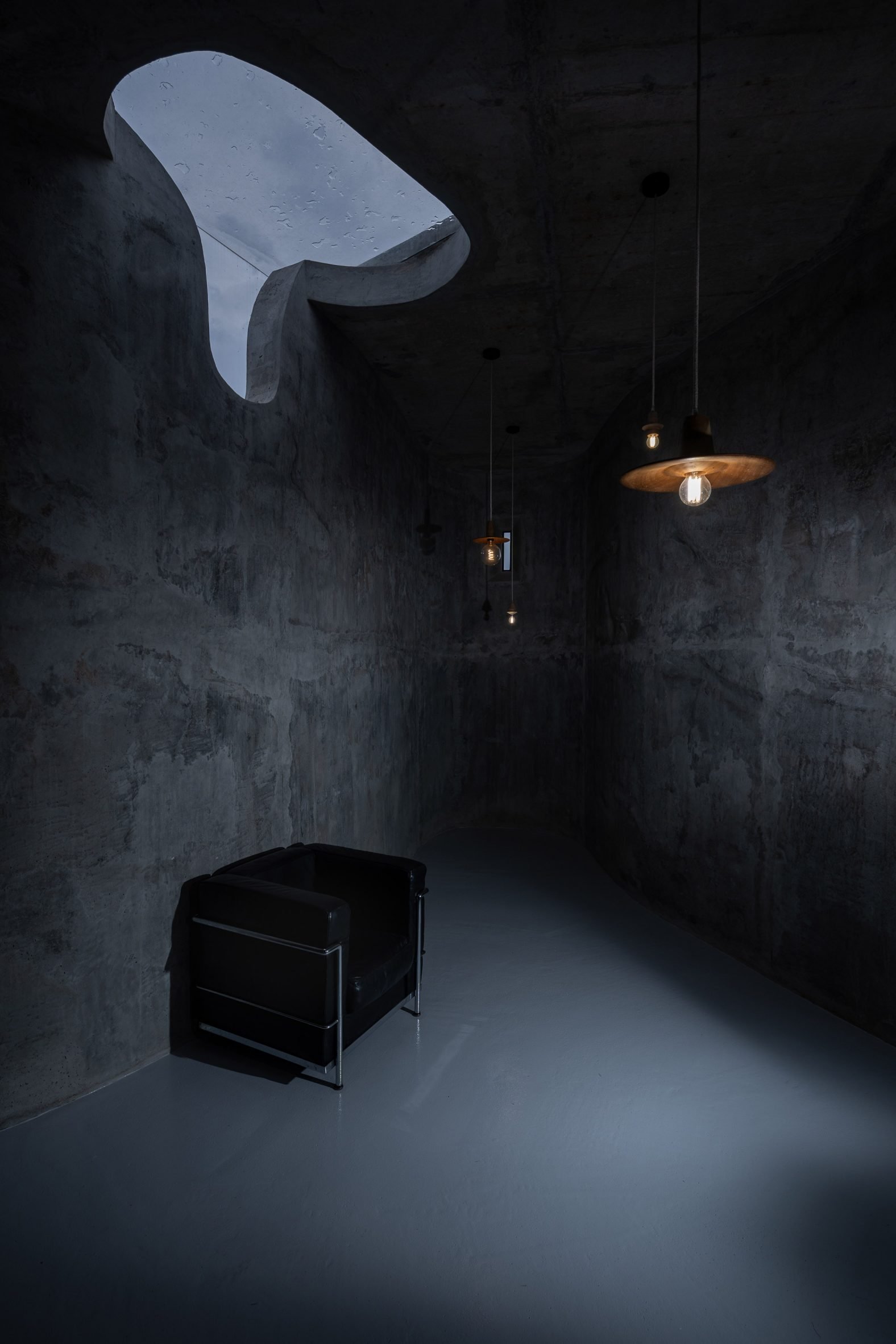 Concrete interior of Sculptor Studio by Bernardo Rodrigues Architecture