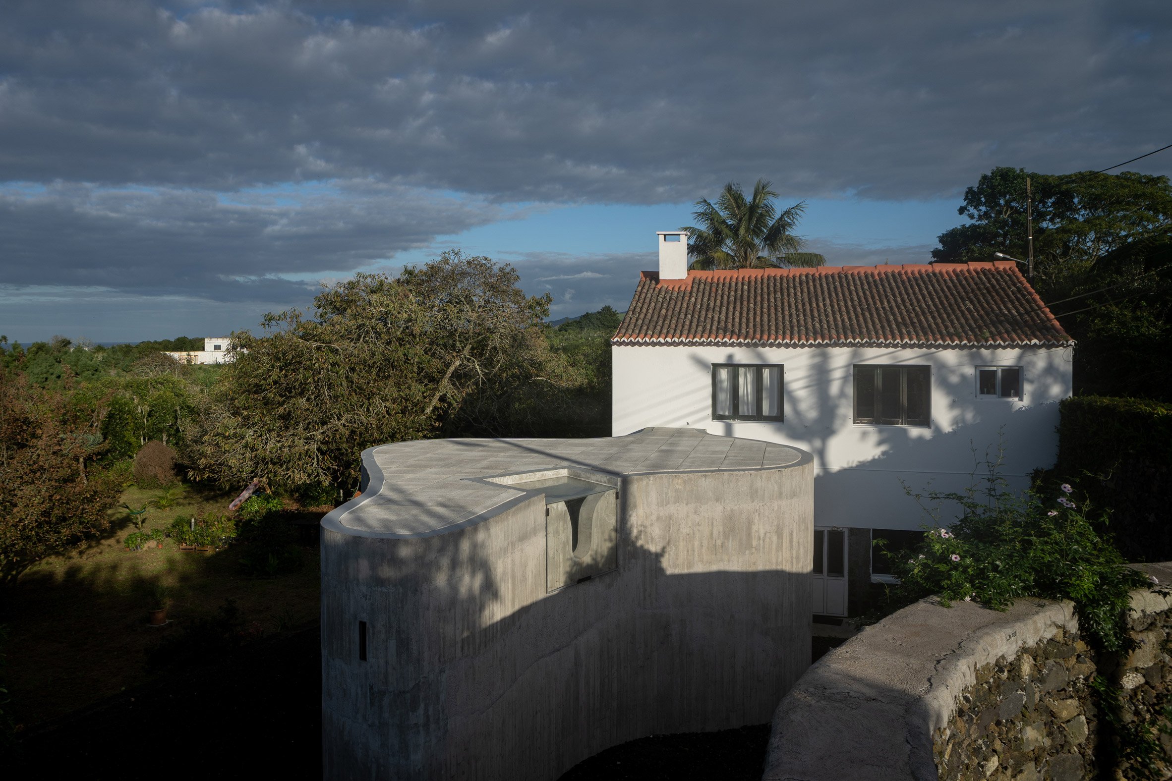 Aerial view of Sculptor Studio by Bernardo Rodrigues Architecture