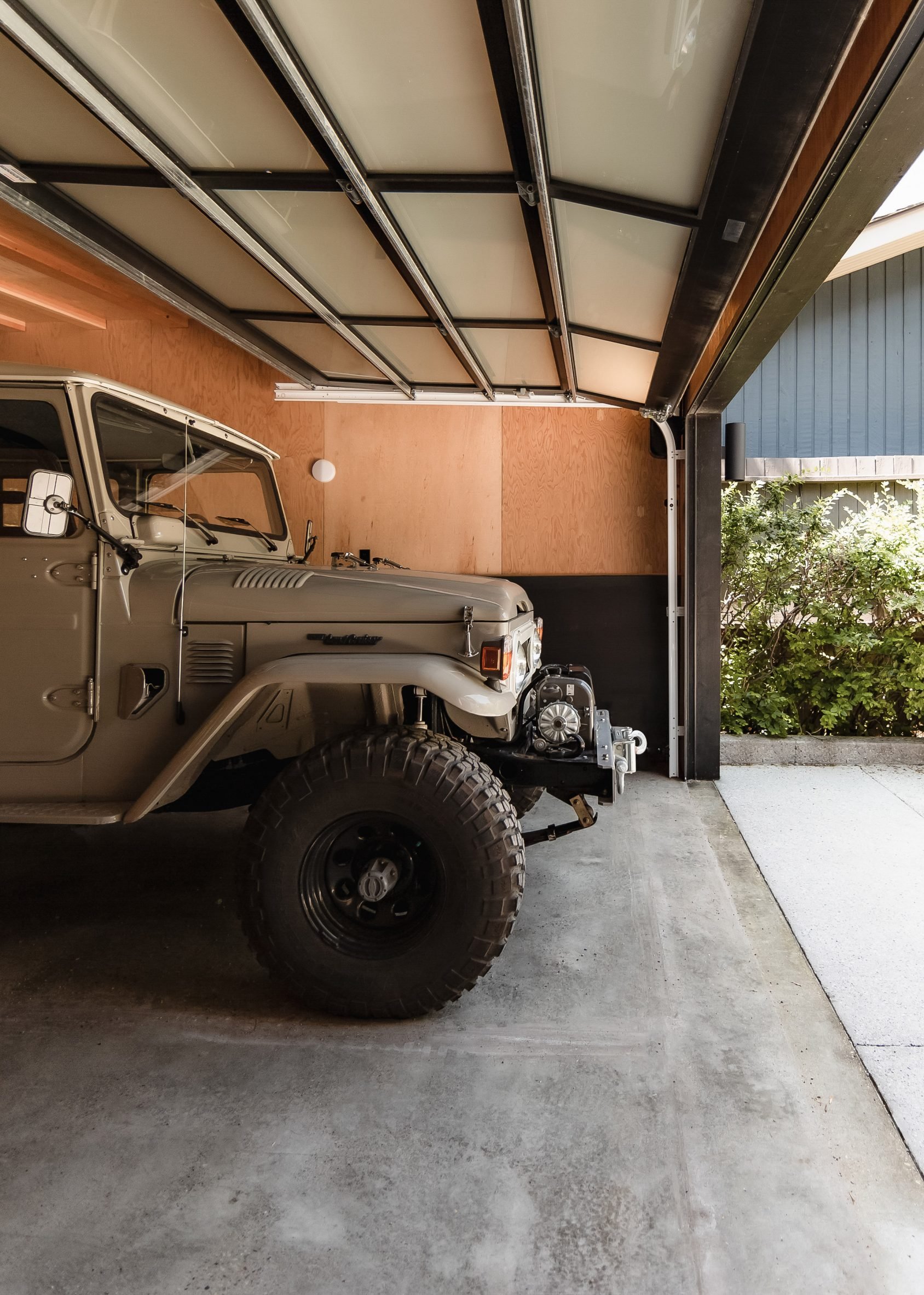 Custom garage by Studio North