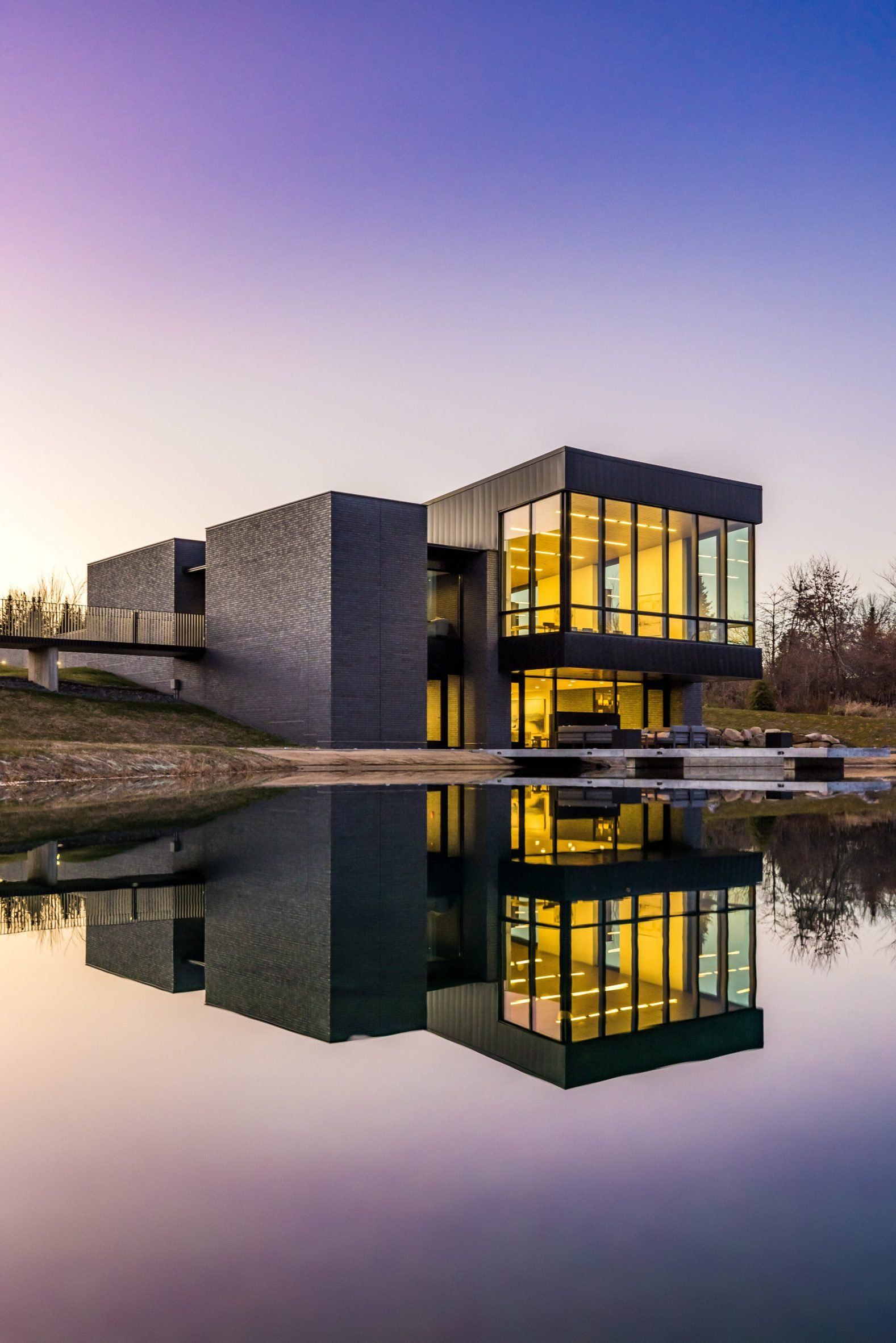 Conference centre clad in Ebonite Velour bricks by Glen-Gery