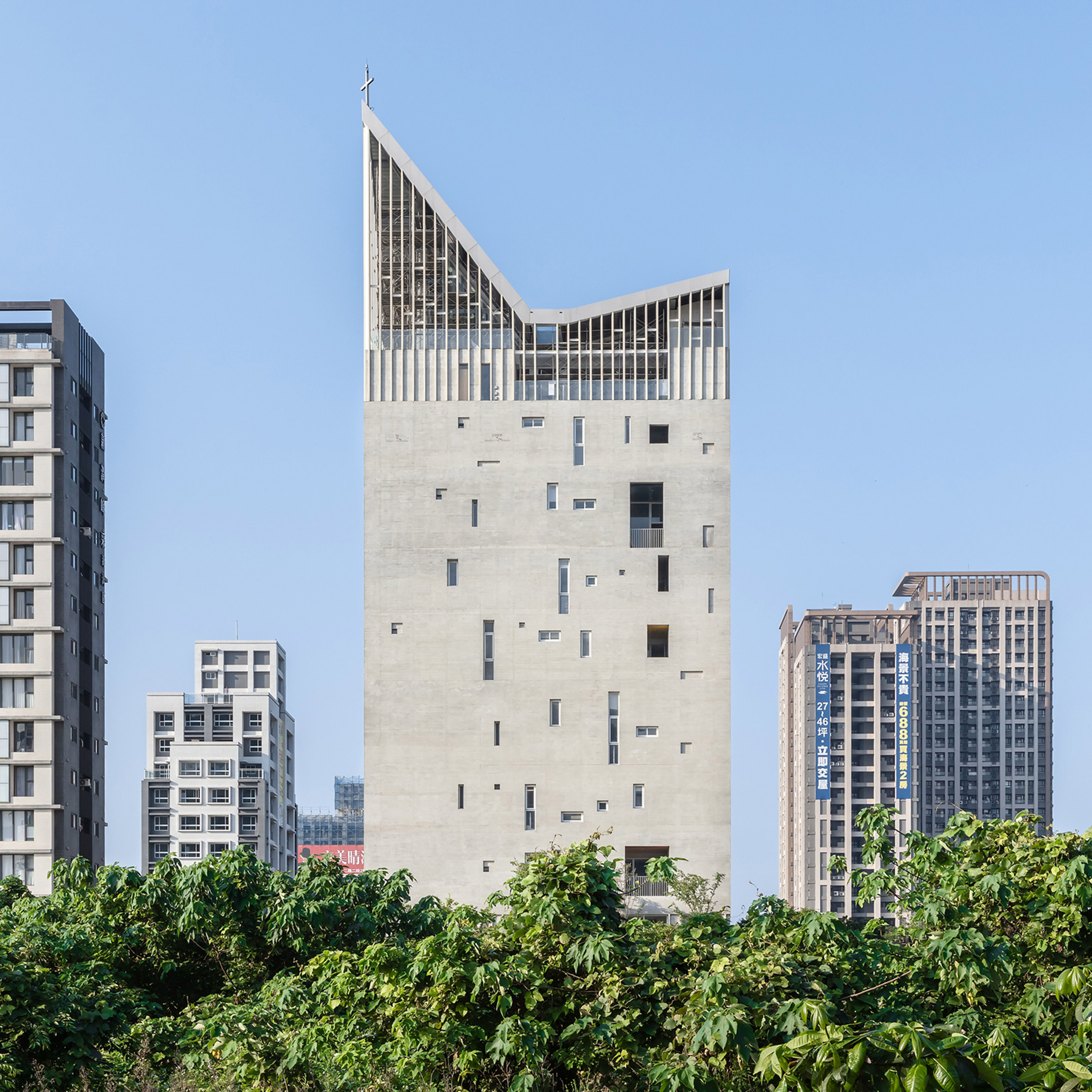 Image of the vertical Tamkang Church in Taiwan
