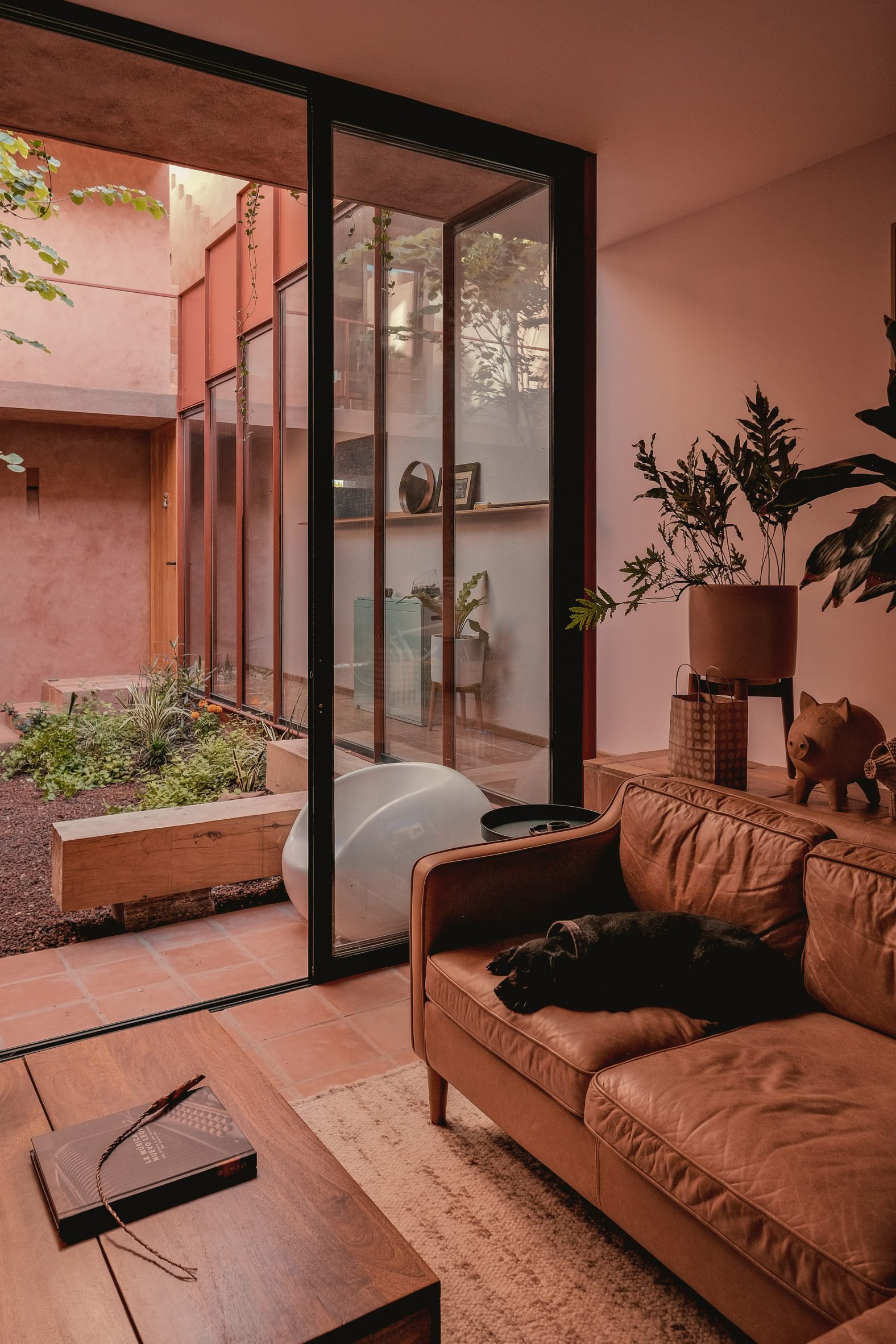 Glazed walkway by Práctica Arquitectura