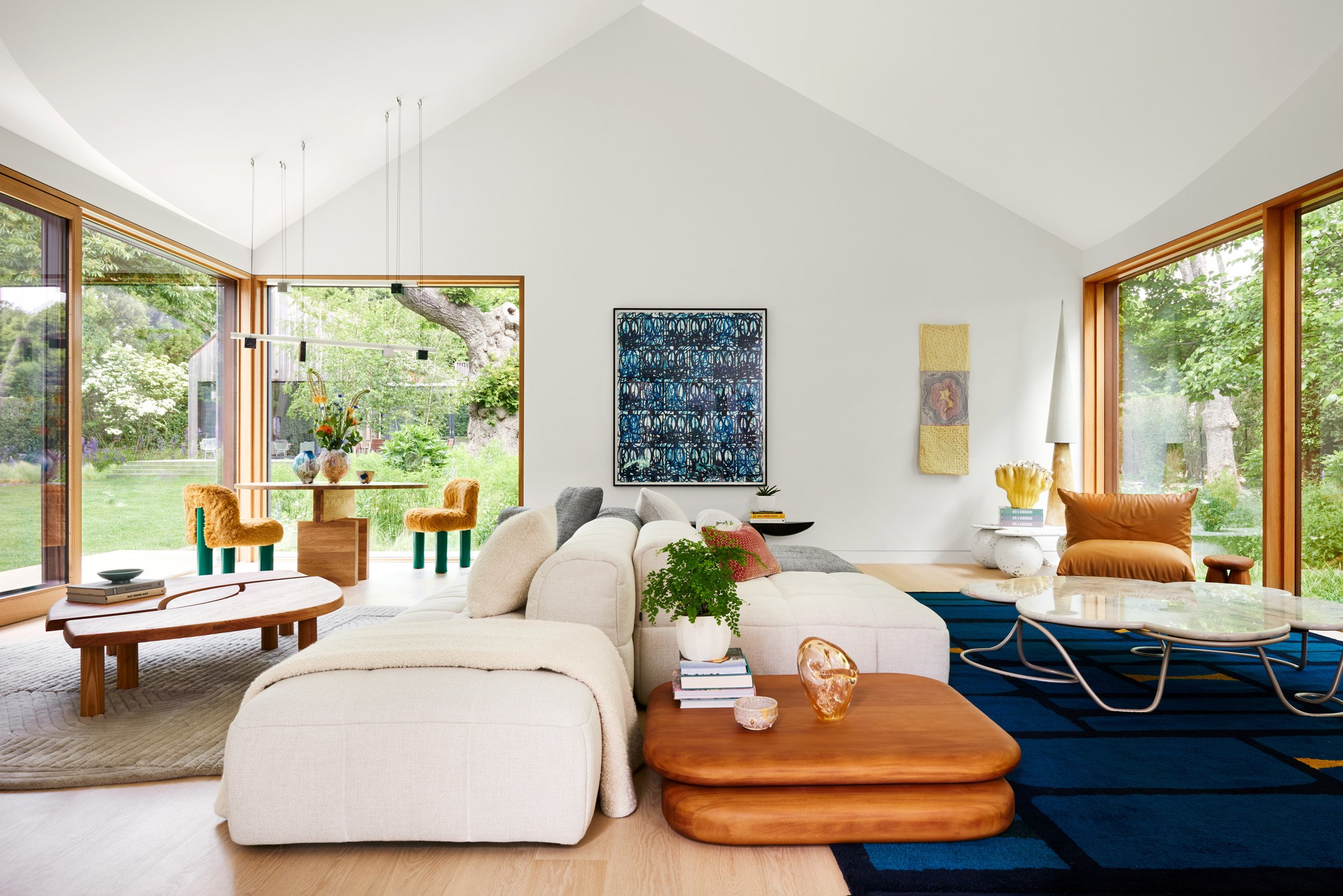 Gabled volume with colourful furniture