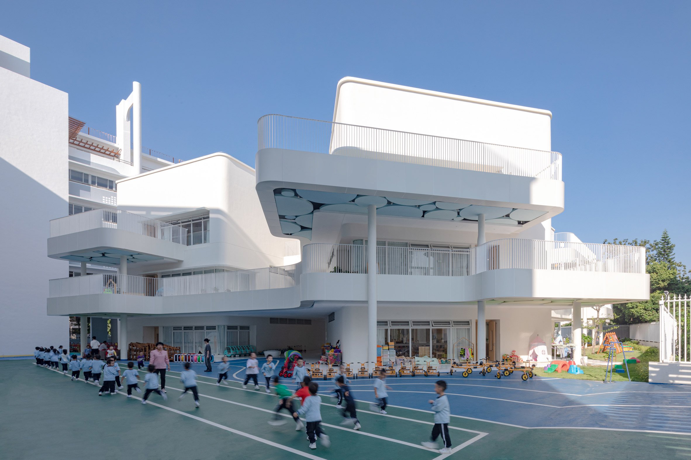 Children playing outside the Kindergarten of Museum Forest by Atelier Apeiron