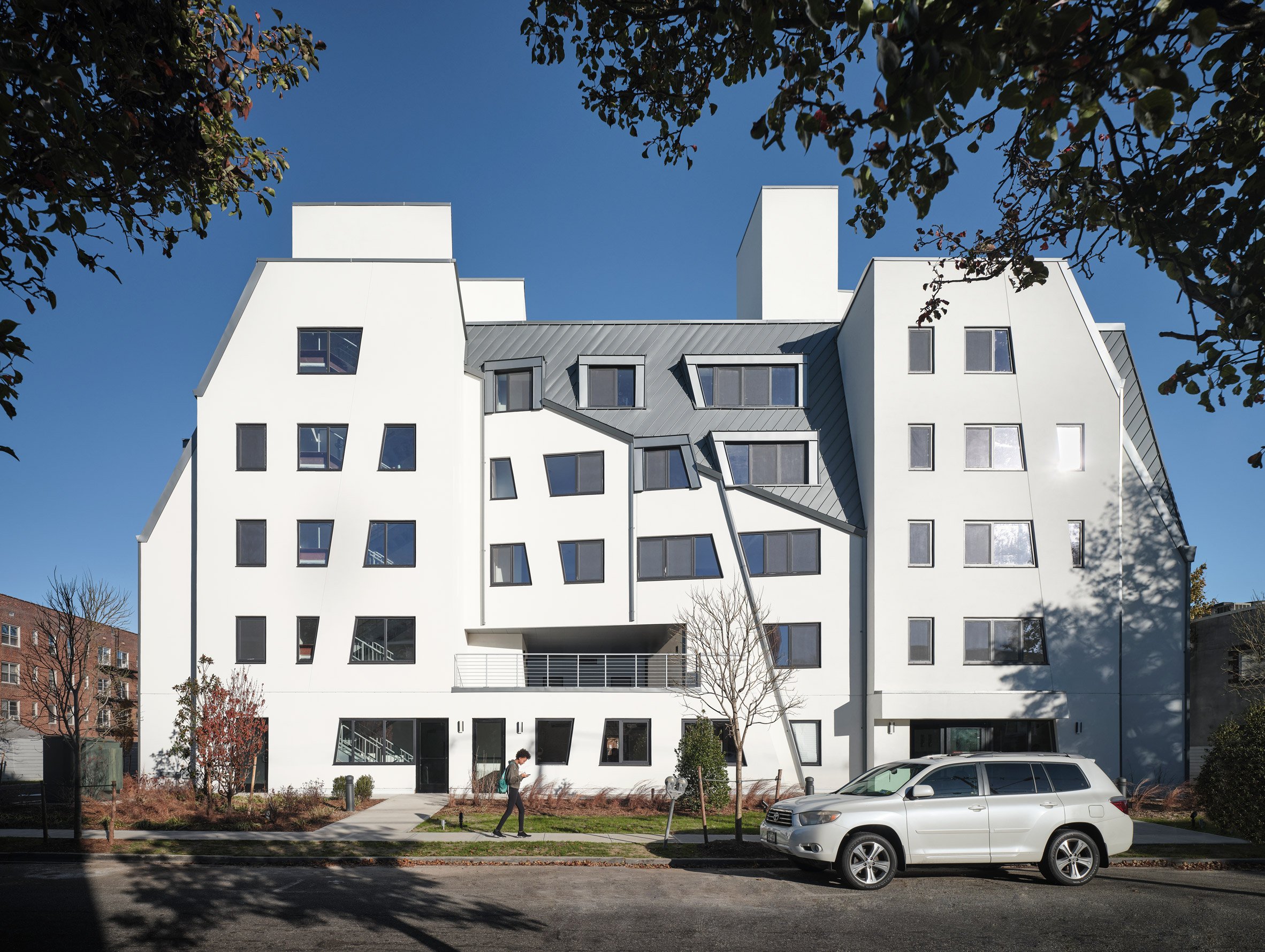 Building with faceted facade