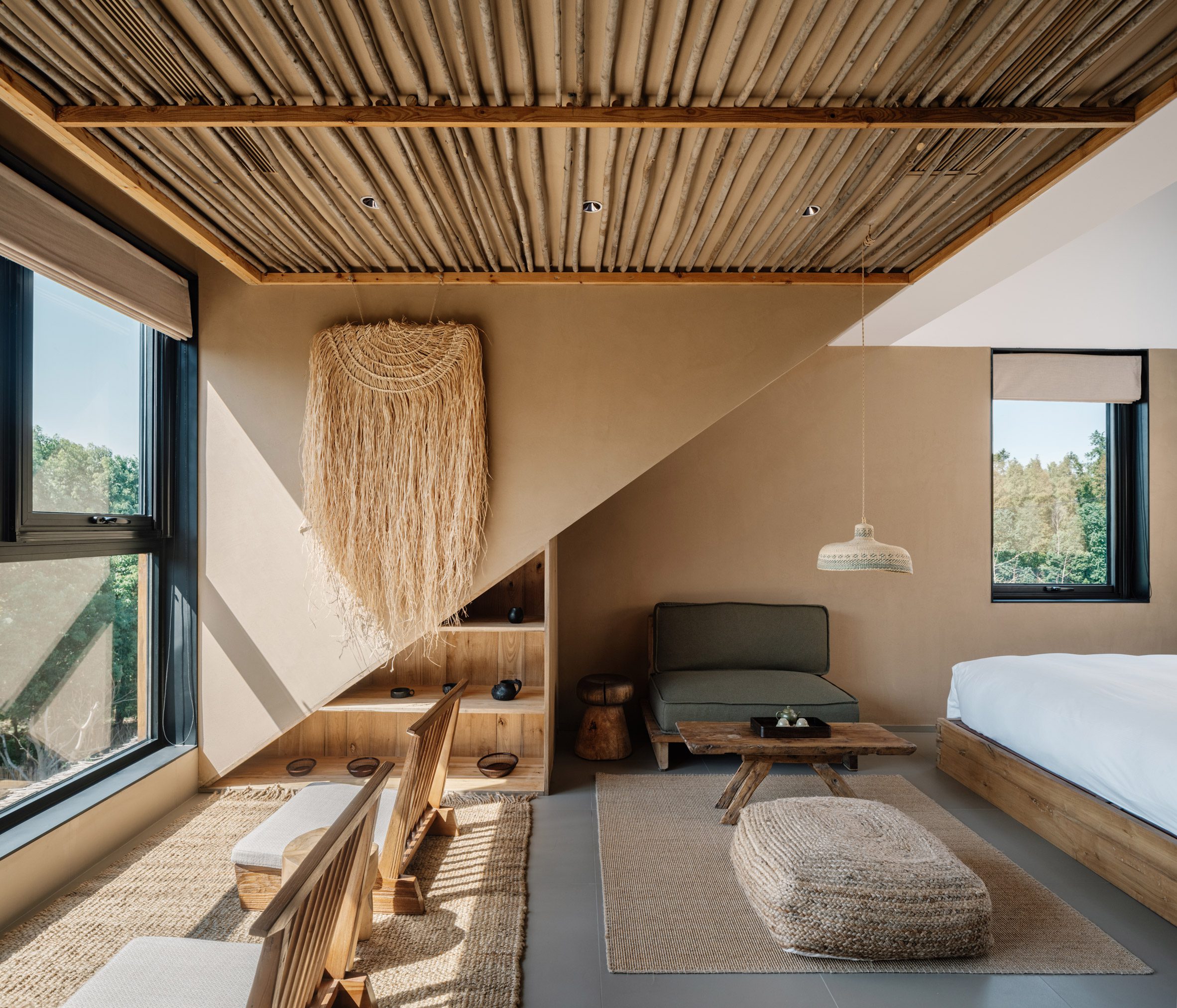 Guest room with neutral tones and sticks on the ceiling