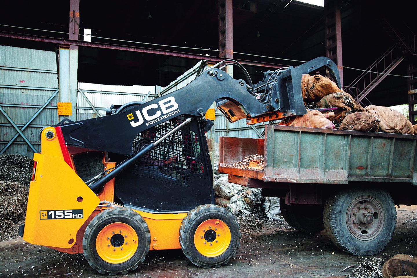 Suitable for almost any load type, the JCB PowerBoom provides the rigidity needed to minimise wear for a longer life.