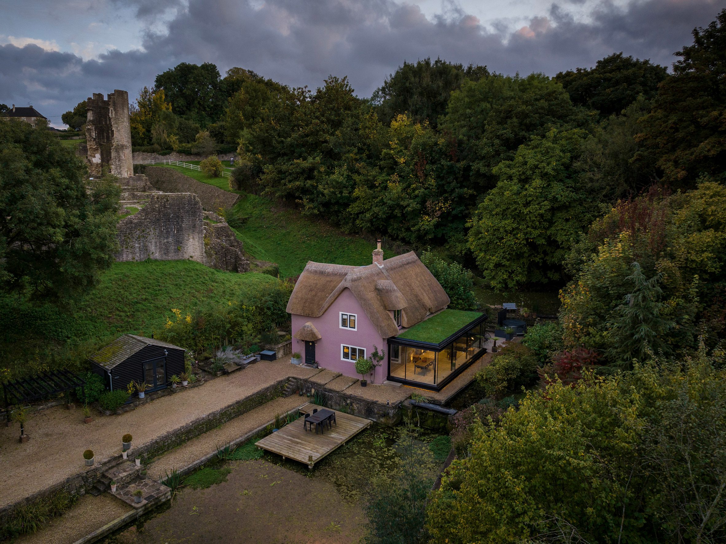 The Watercress Cottage is next to ruins of the Farleigh Hungerford Castle