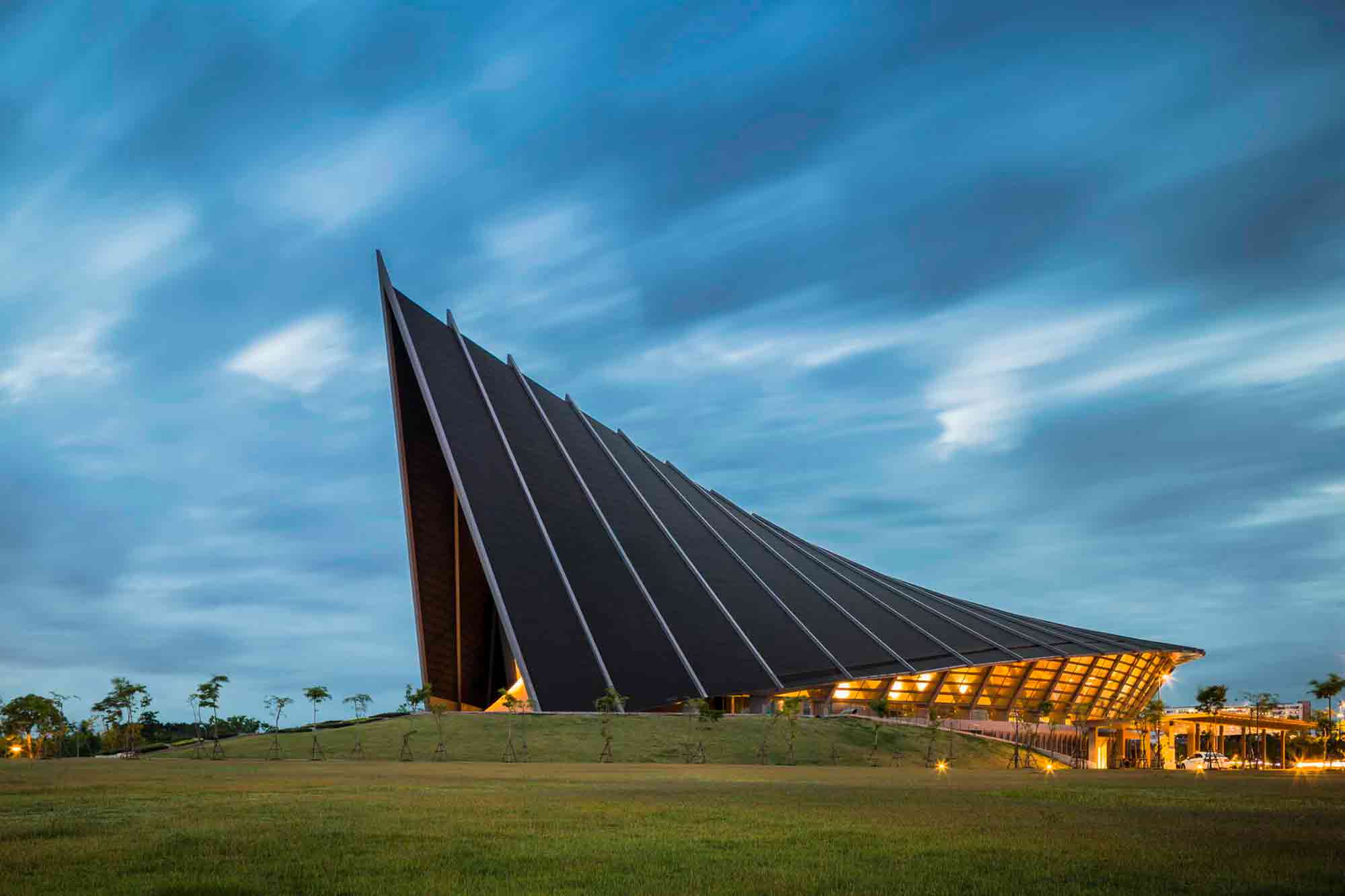 Prince Mahidol Hall by Architects 49
