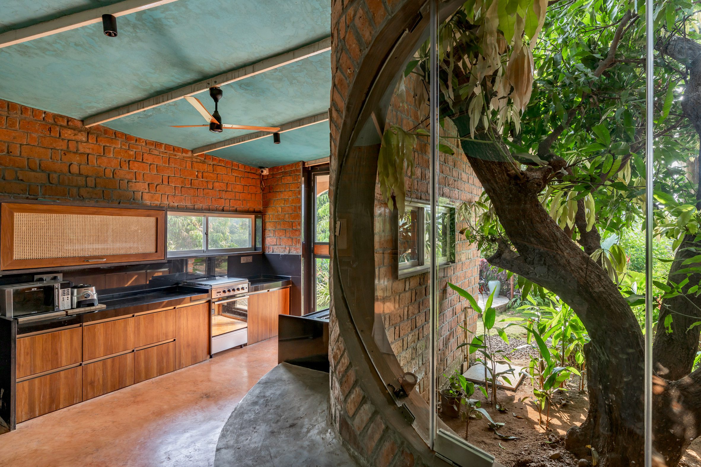 Bright kitchen interior by Blurring Boundaries