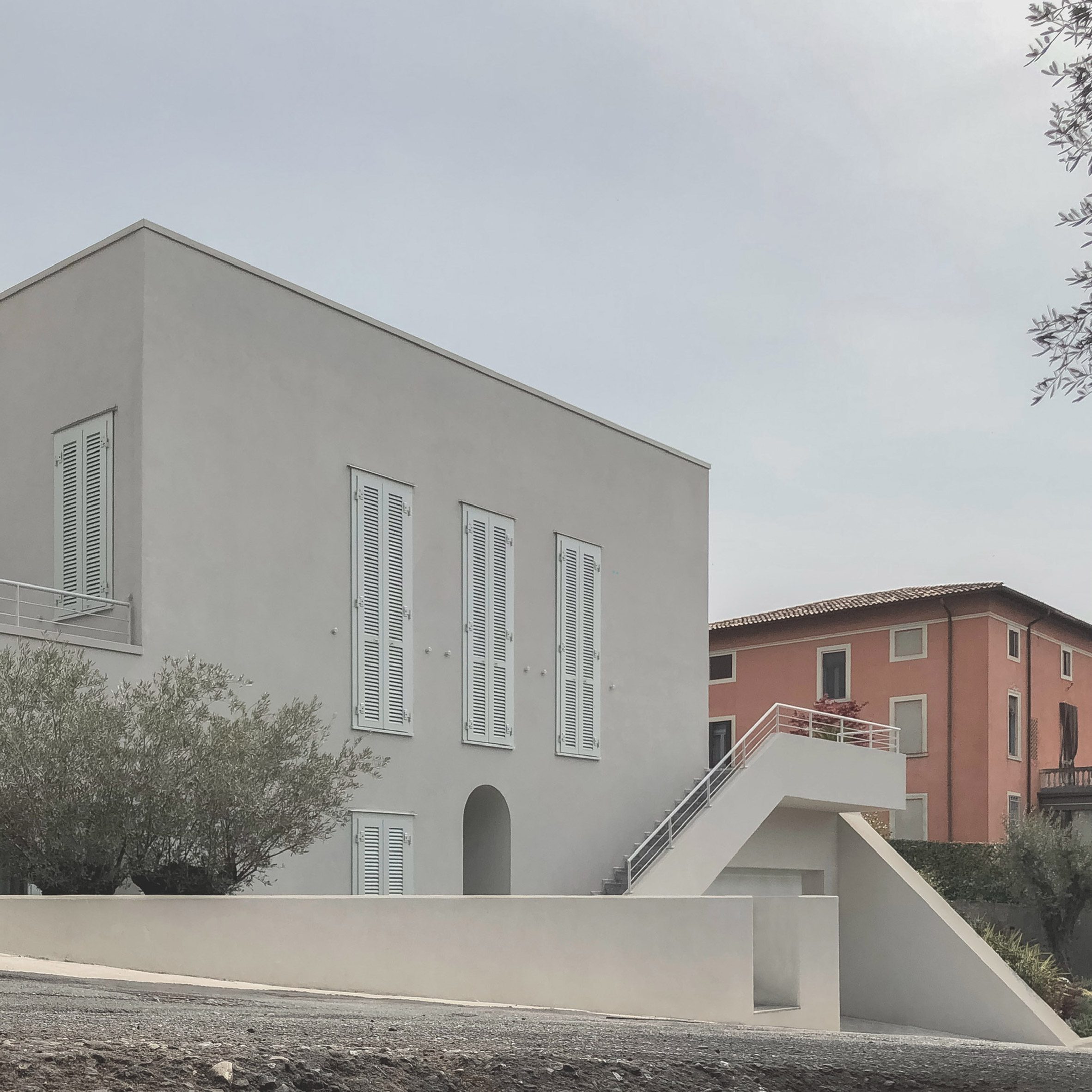 Exterior of Elogio del Grigio house by Antonino Cardillo
