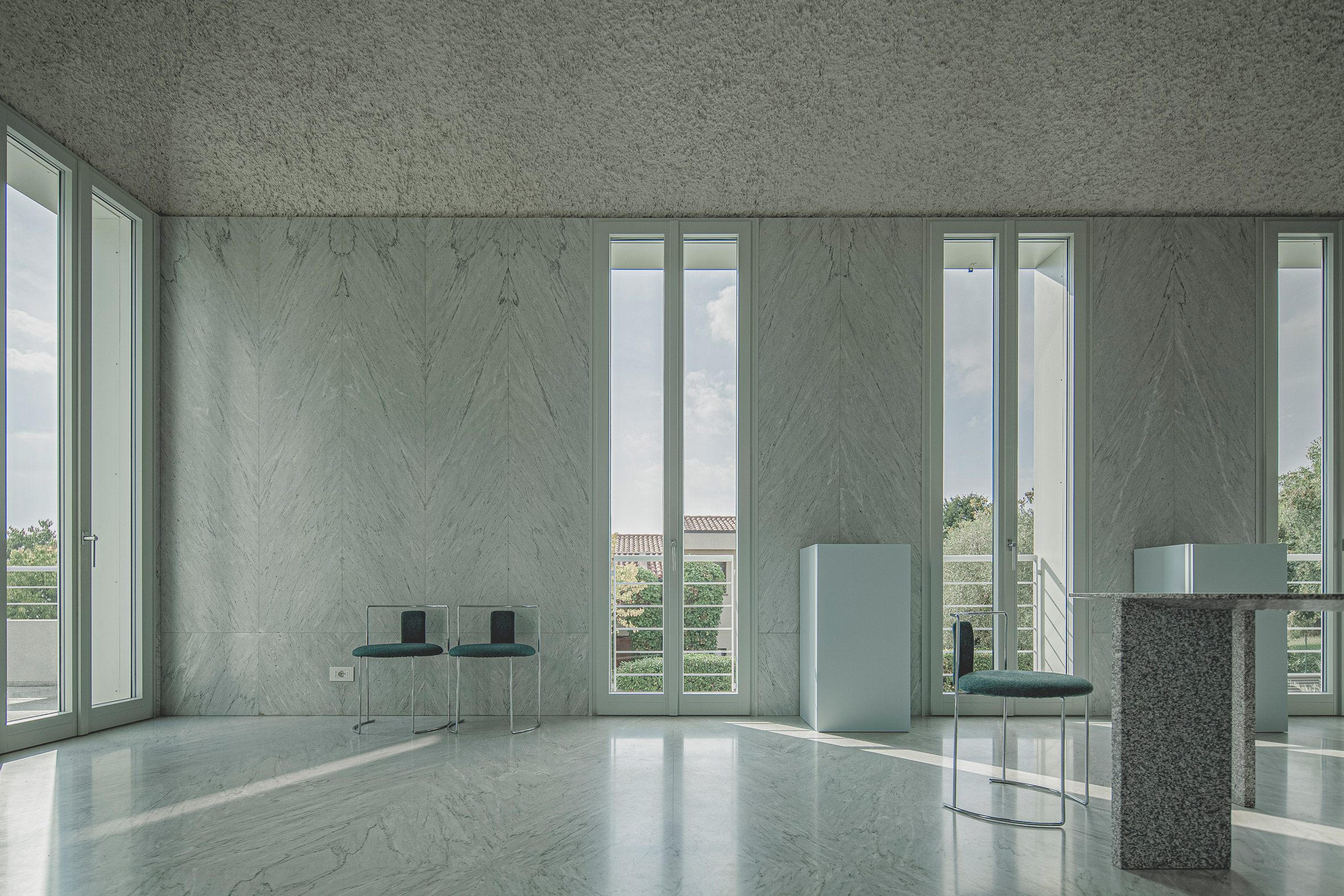 Marble wall in Elogio del Grigio house by Antonino Cardillo