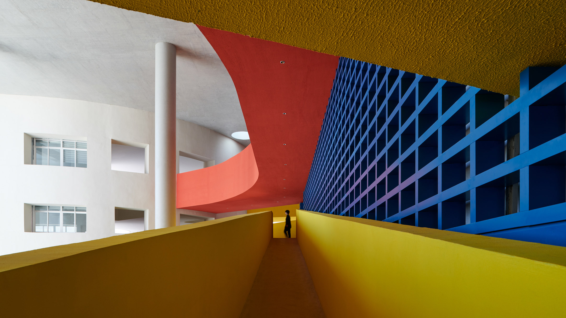 Upward sloped pathway in Haikou Jiangdong Huandao Experimental School