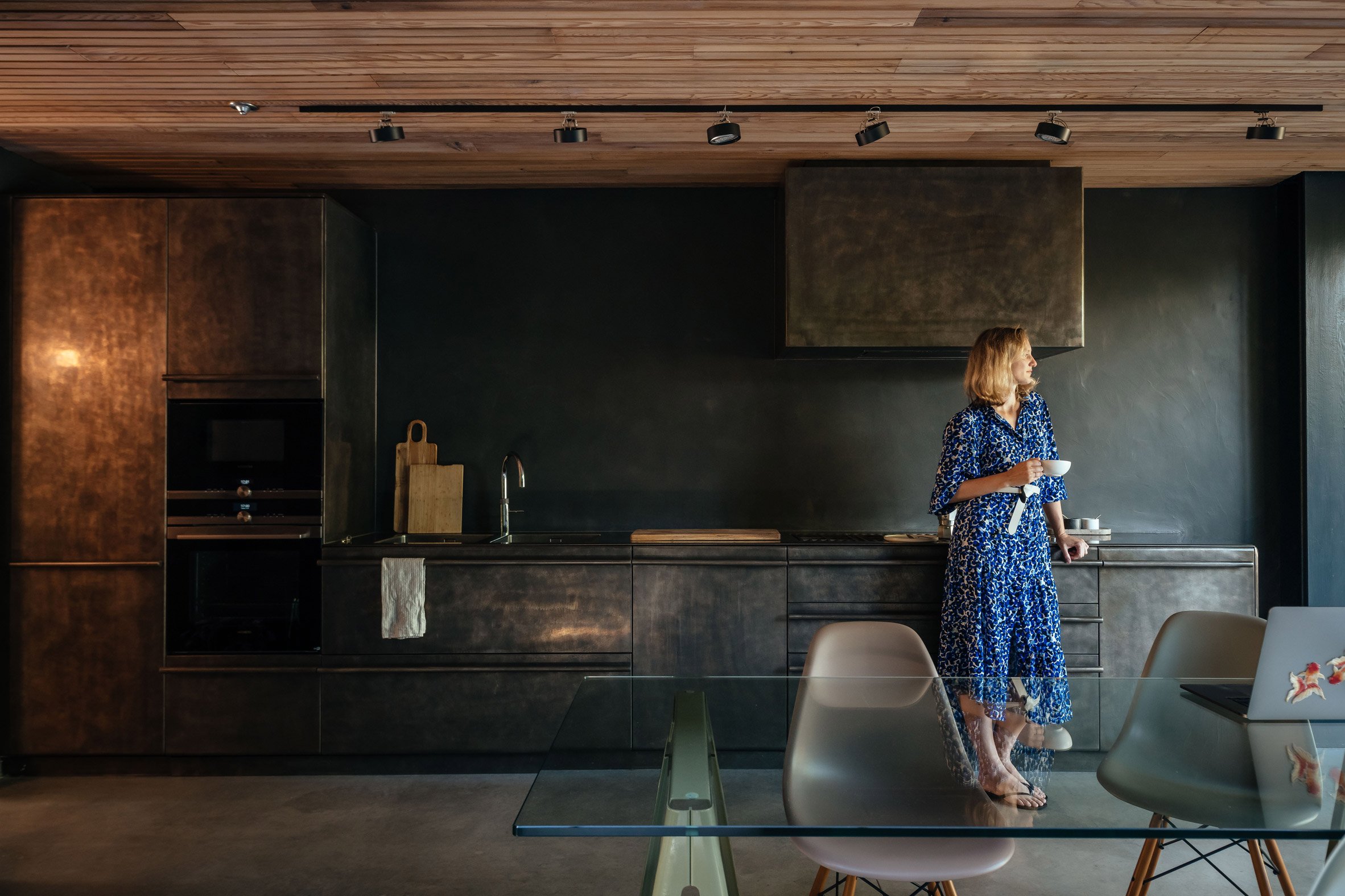 Charcoal-coloured kitchen