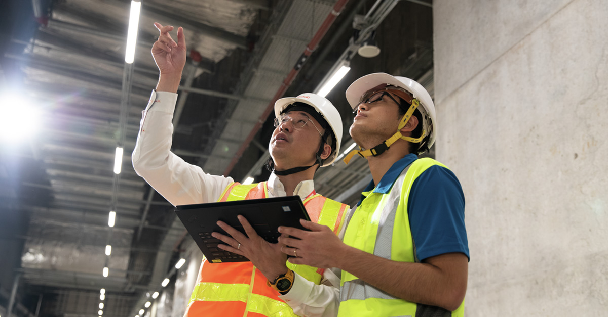 construction workers with tablet jobsite
