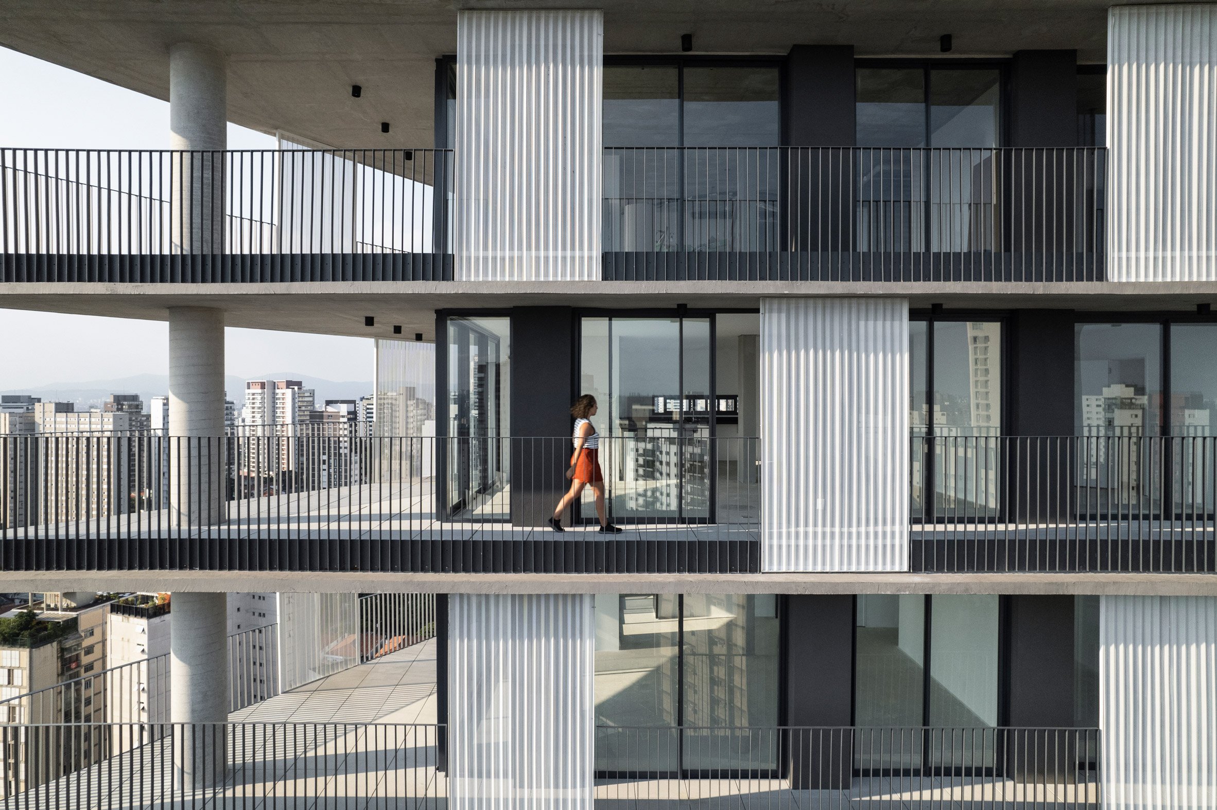 Glazed facade of Onze22 tower by Triptyque