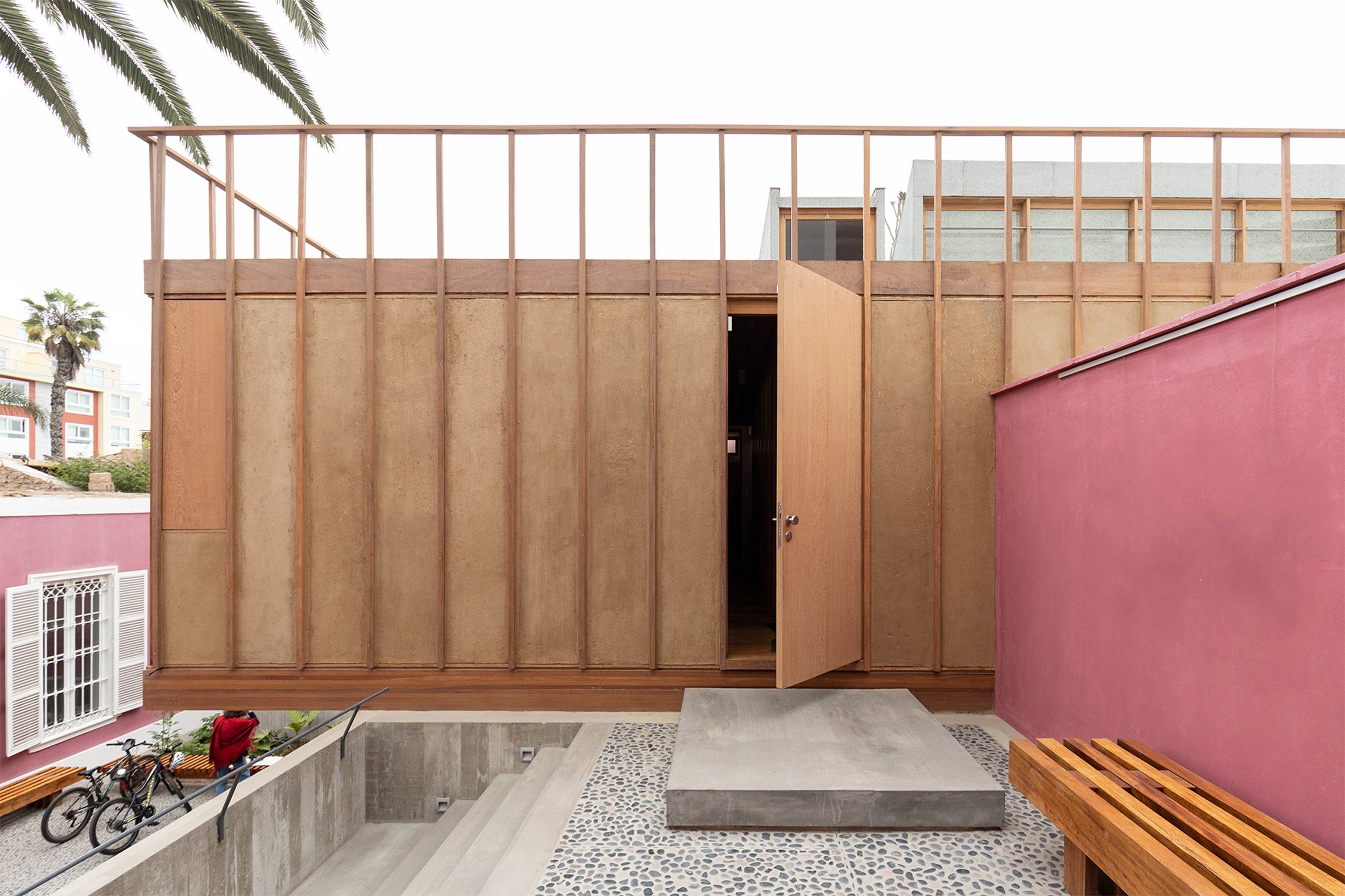 Lima building with a concrete base