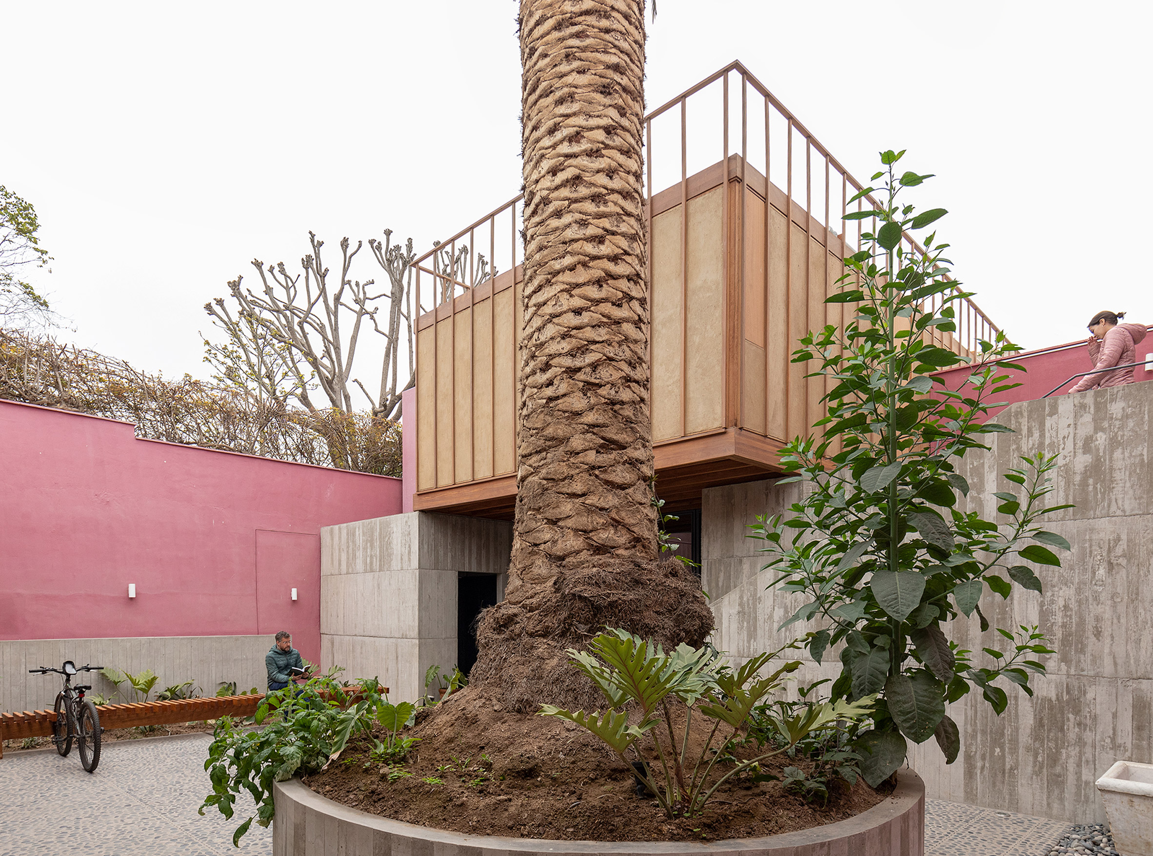 Rectilinear building with a concrete base